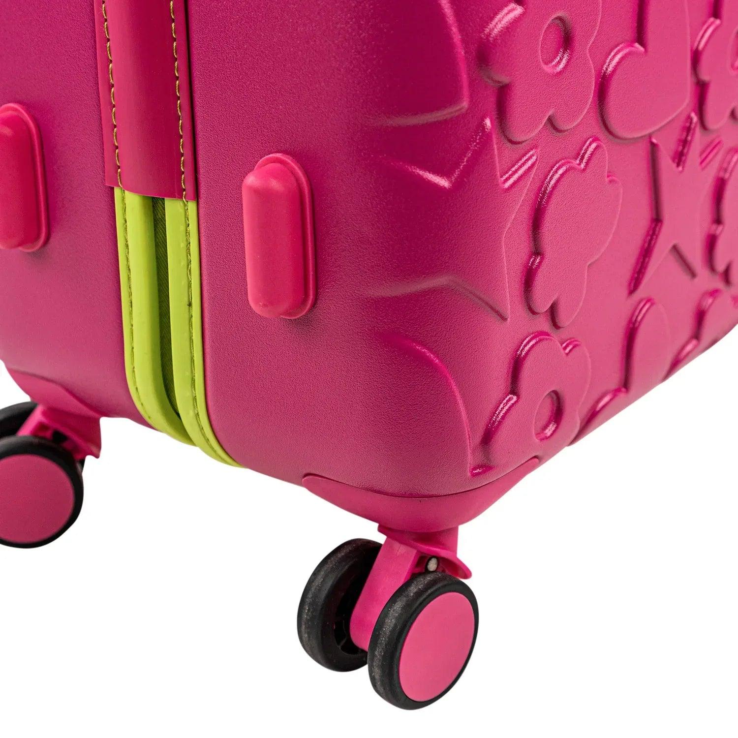 Maleta trolley fucsia con ruedas dobles y asa de extensión; detalle de borde verde.