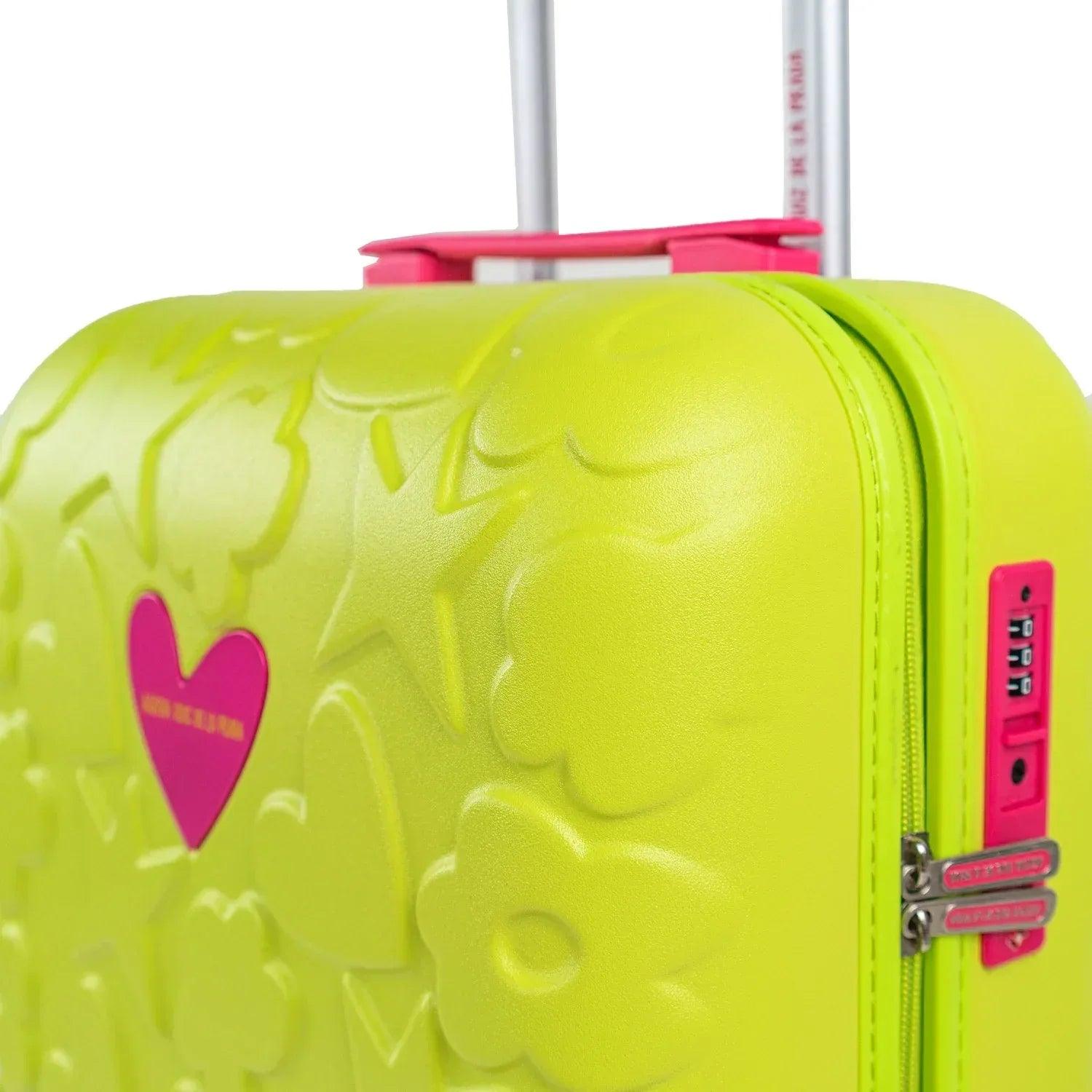 Maleta trolley pistacho con cierre lateral y detalle de corazón rosa
