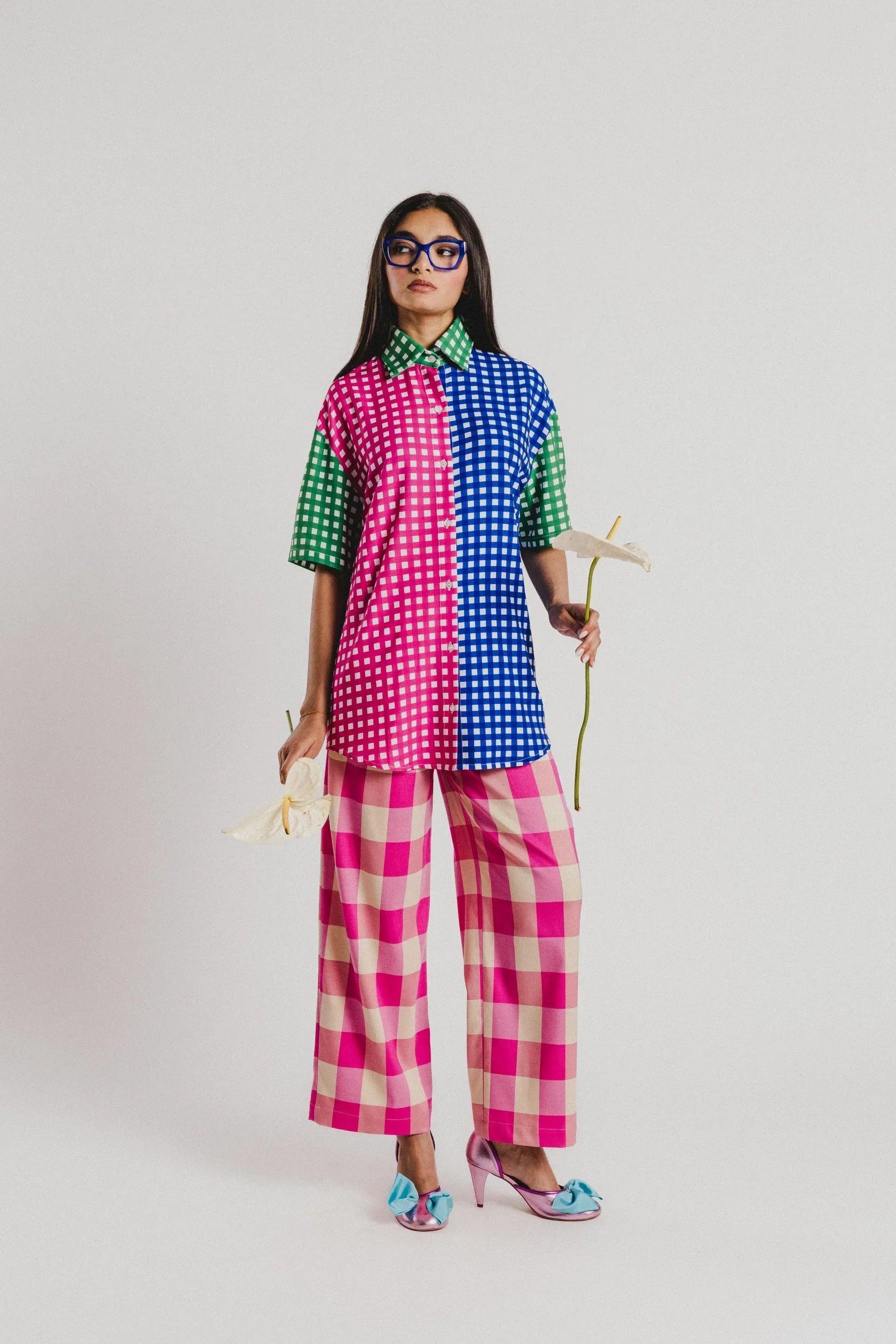 Camisa Vichy de cuadros tricolor con botones, cuello verde y caída recta.