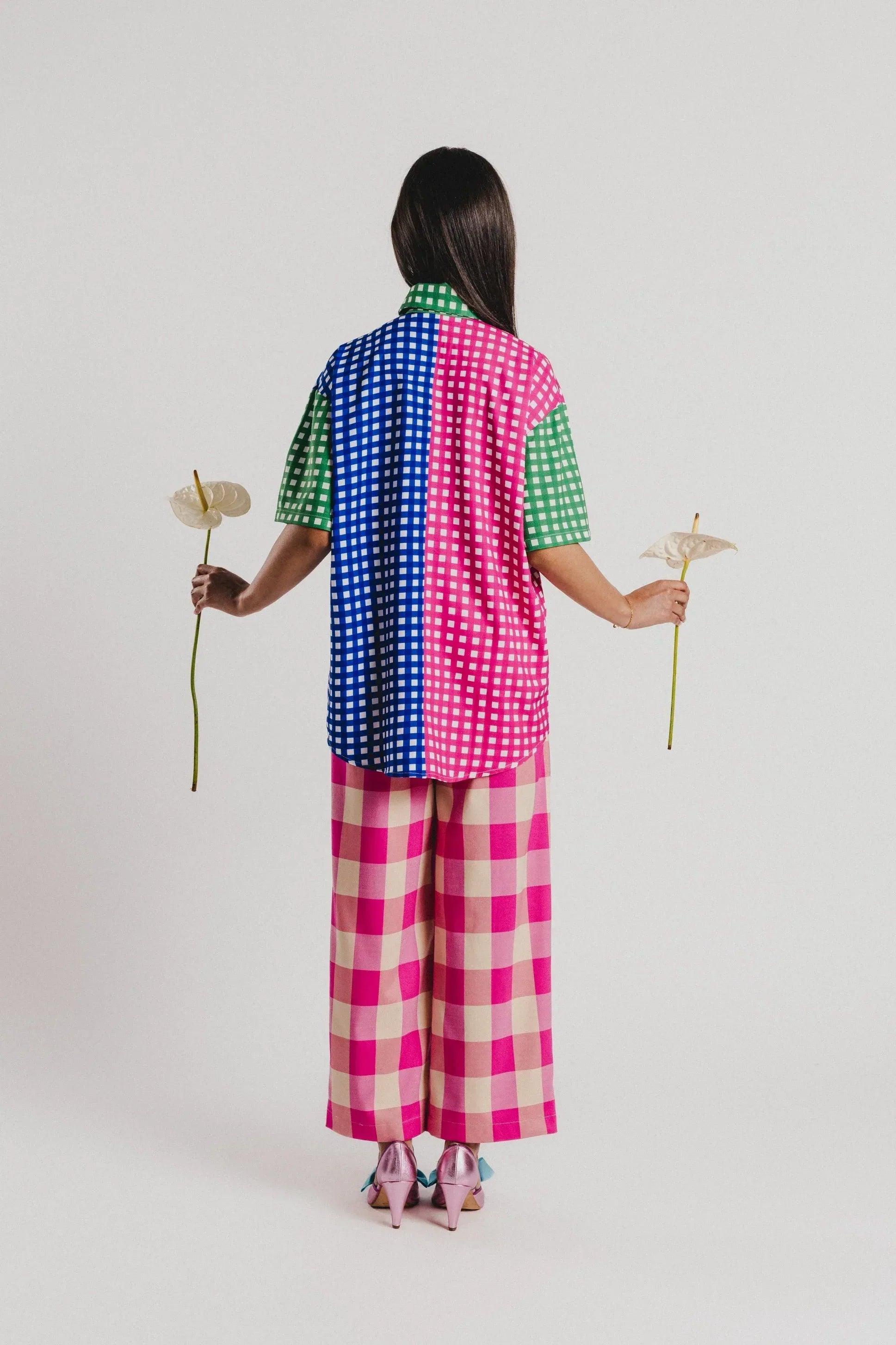Camisa Vichy tricolor vista trasera, con paneles azul, rosa y verde.