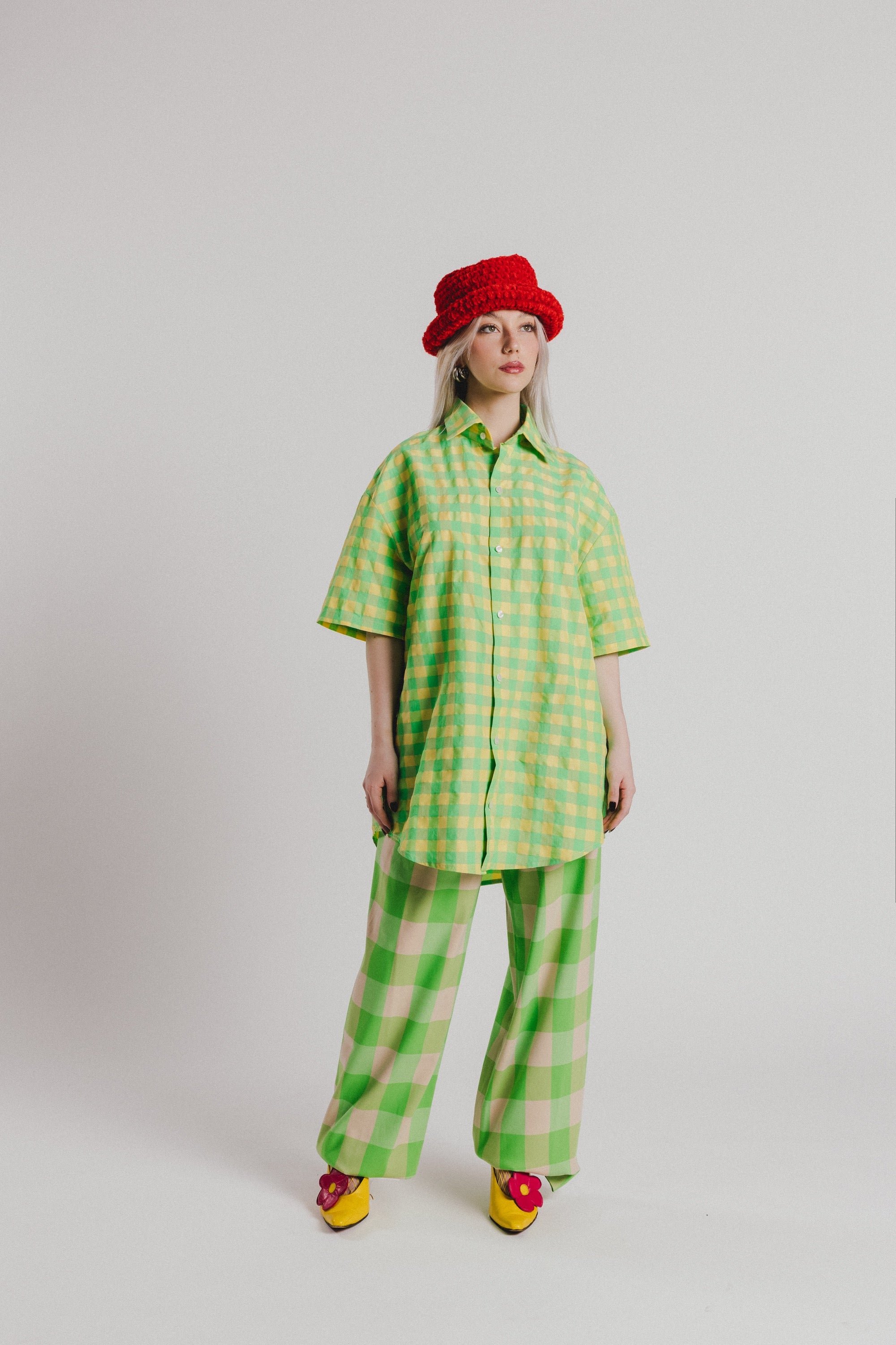 Camisa vichy verde con botones y cuello camisero, manga corta abullonada