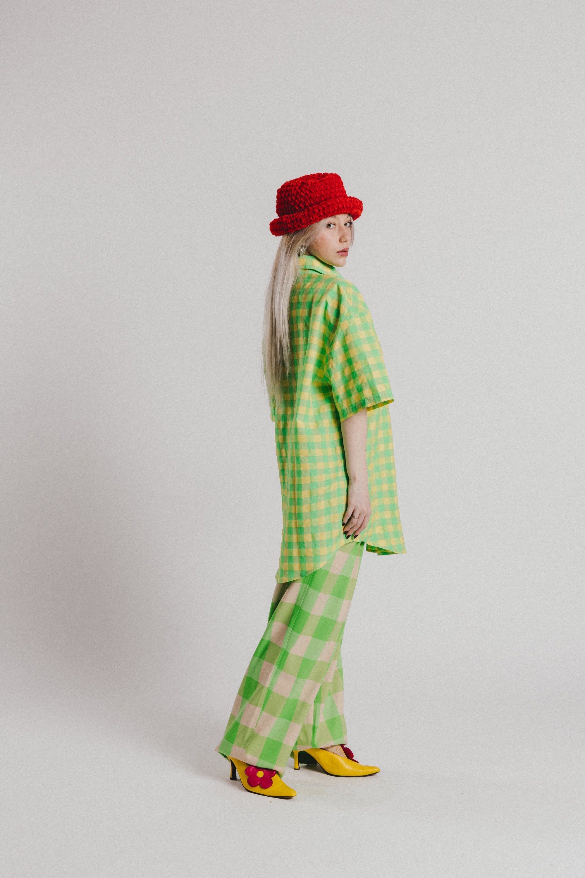 Camisa vichy verde con botones y manga corta abullonada, vista de lado