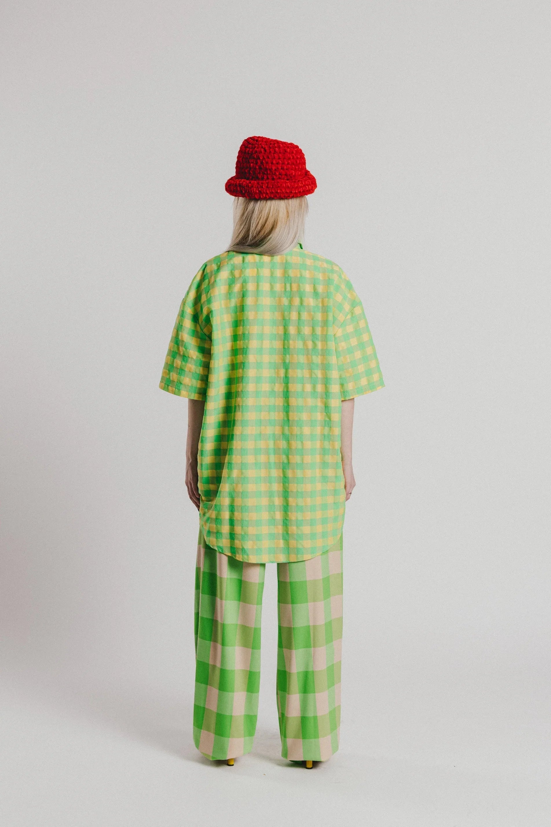 Camisa vichy verde con botones, vista trasera y manga globo corta