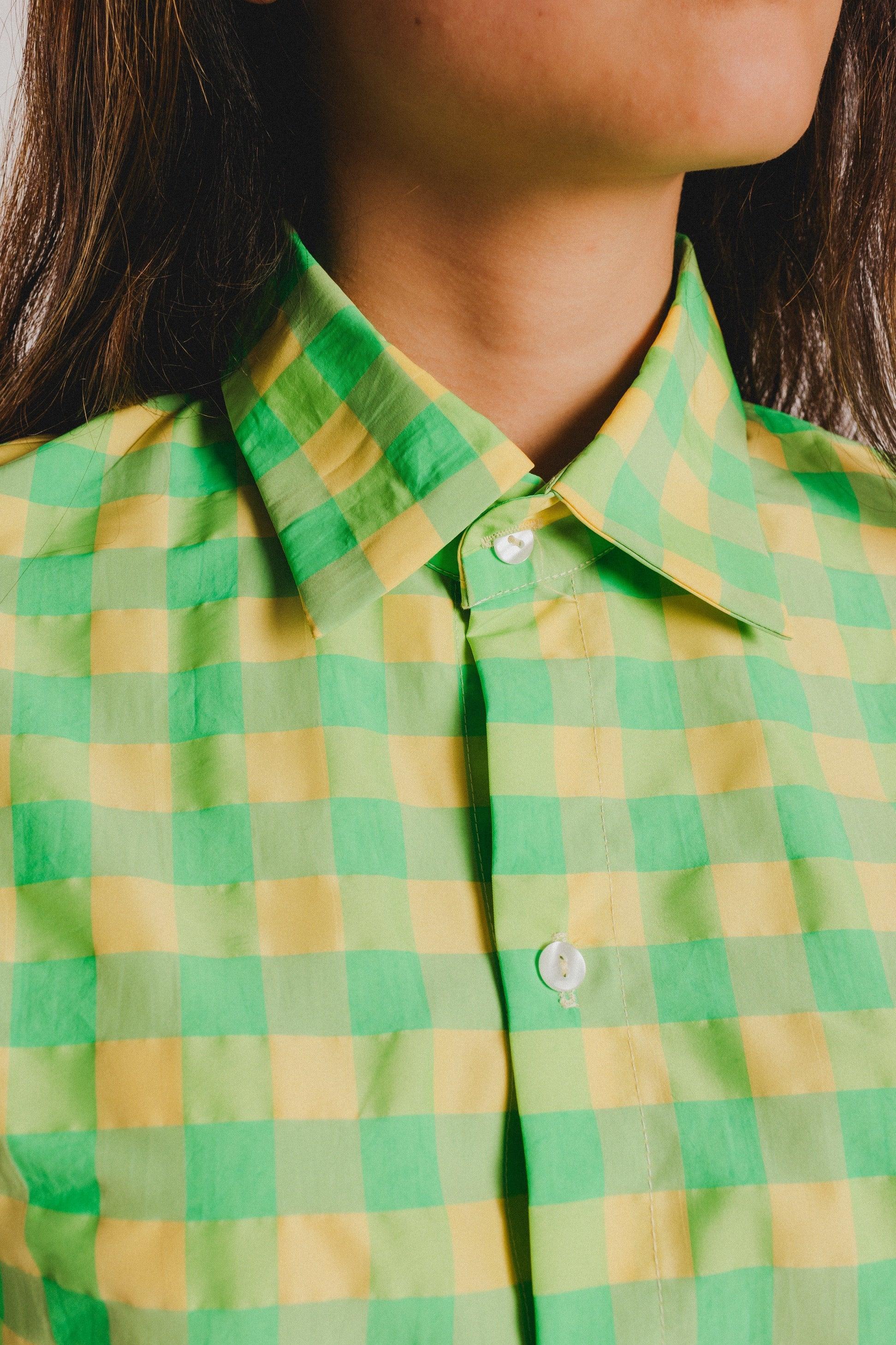Camisa vichy verde con cuello camisero y botones, detalle de cuadros vichy