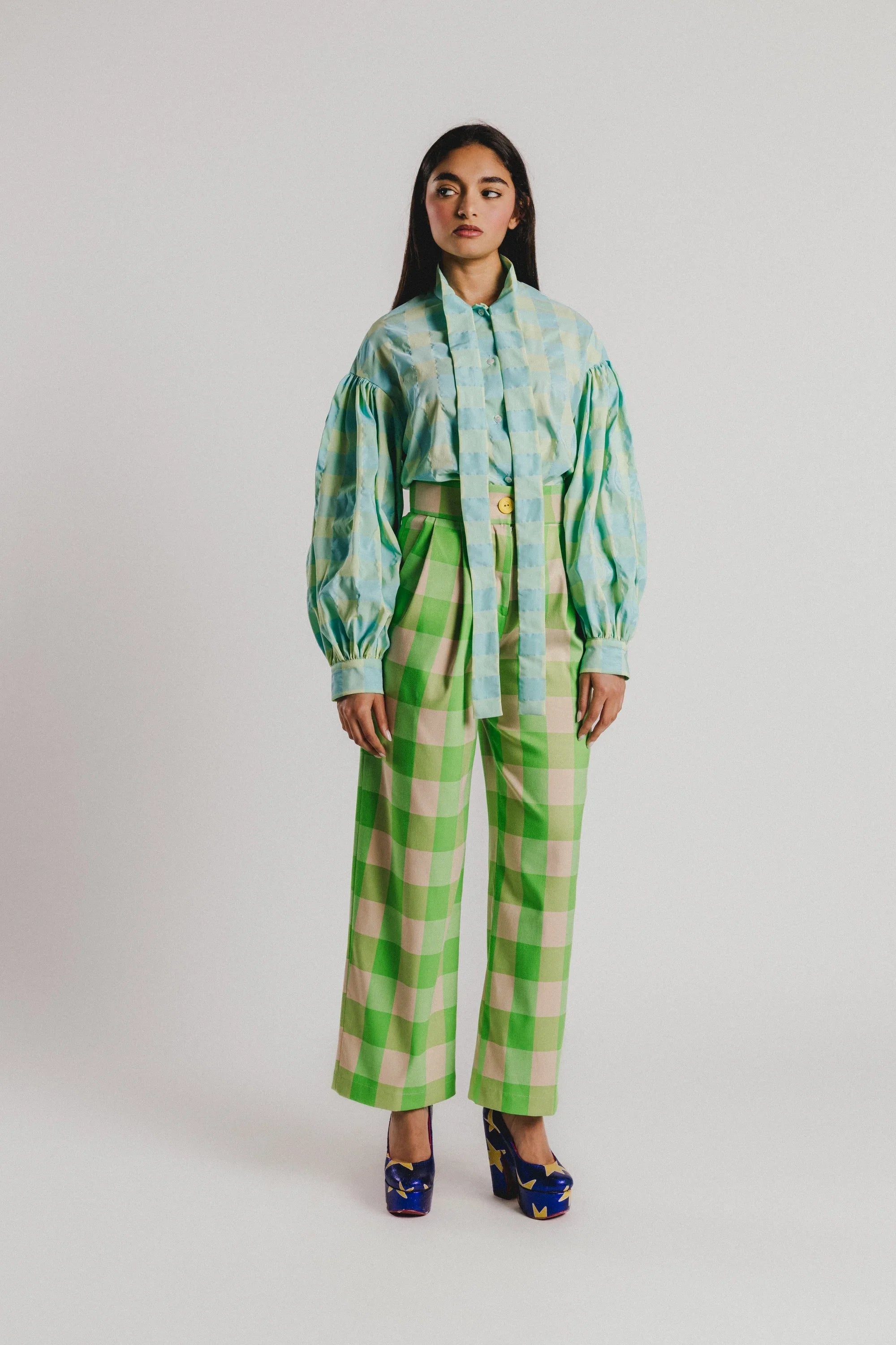 Camisa de vichy celeste con botones, mangas globo y dobladillo recto