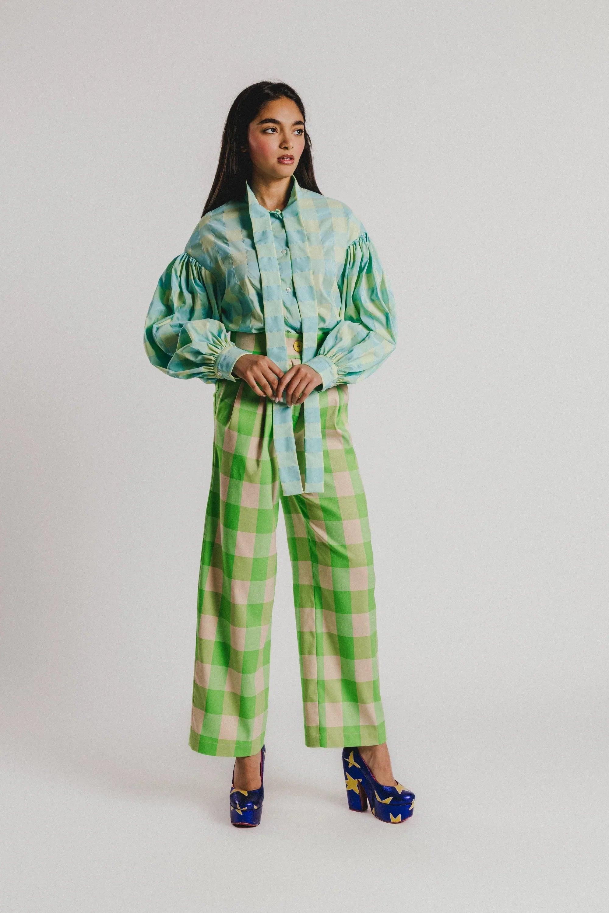 Camisa de vichy celeste con botones y mangas globo, vista frontal