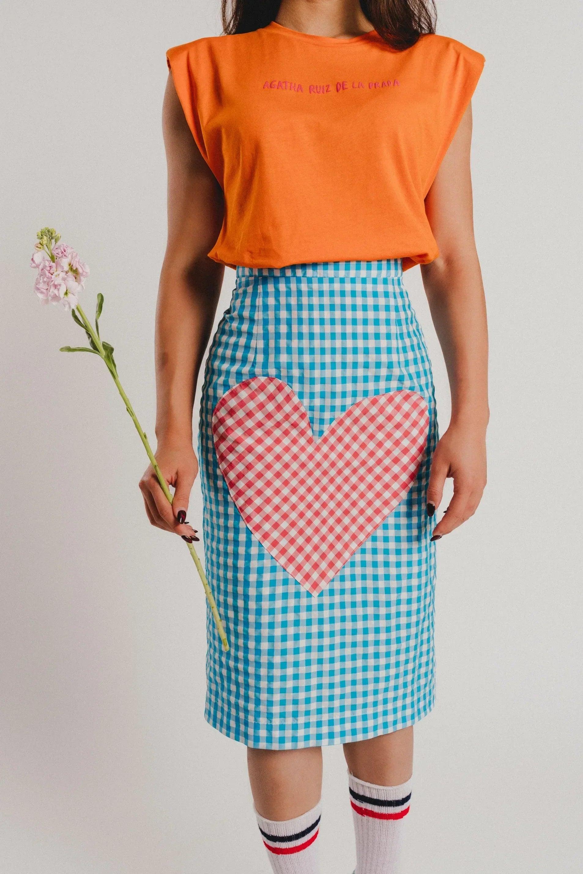 Falda lápiz vichy azul con corazón rojo y blanco XXL en el frente