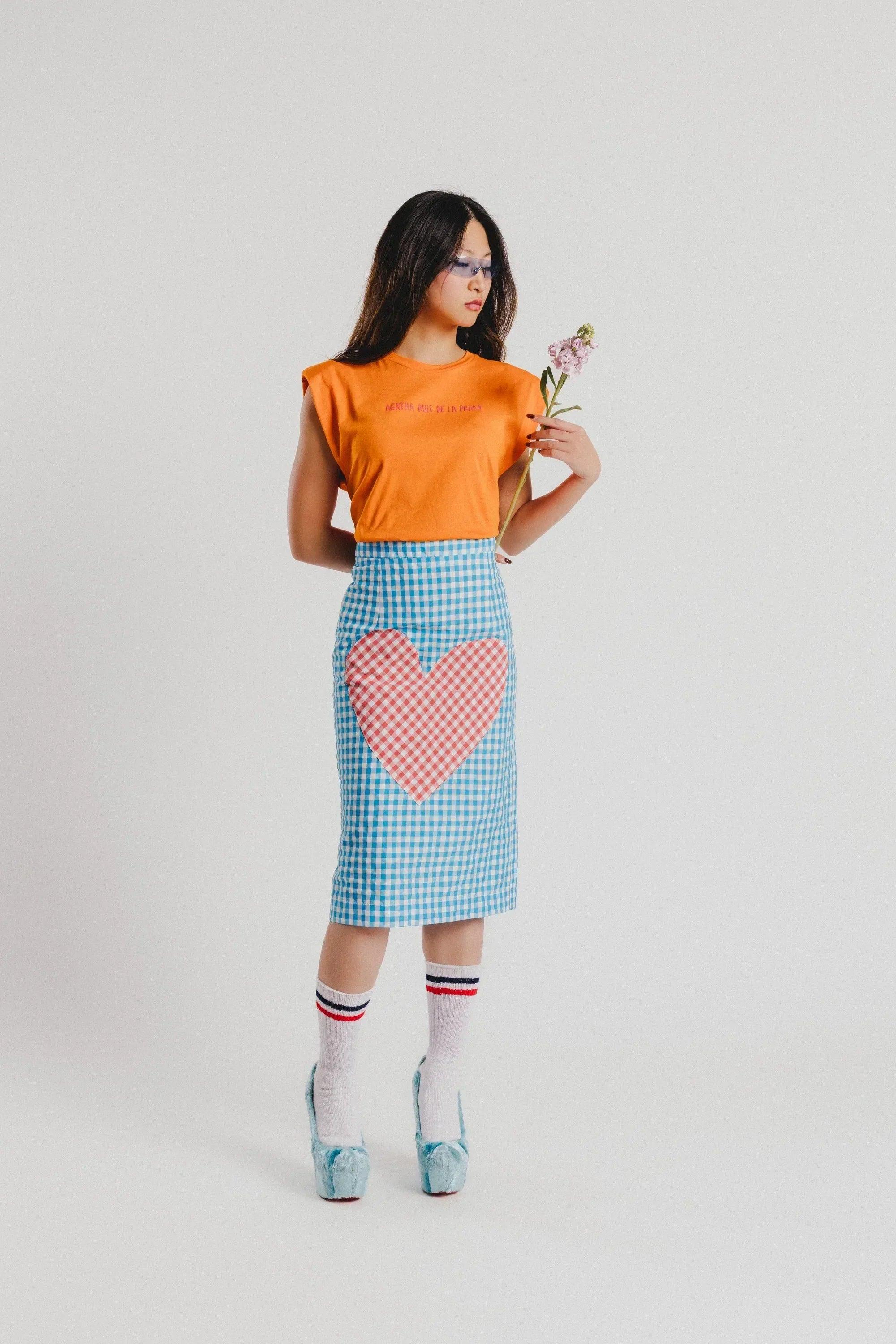 Falda lápiz vichy azul con corazón grande tipo parche en el frente