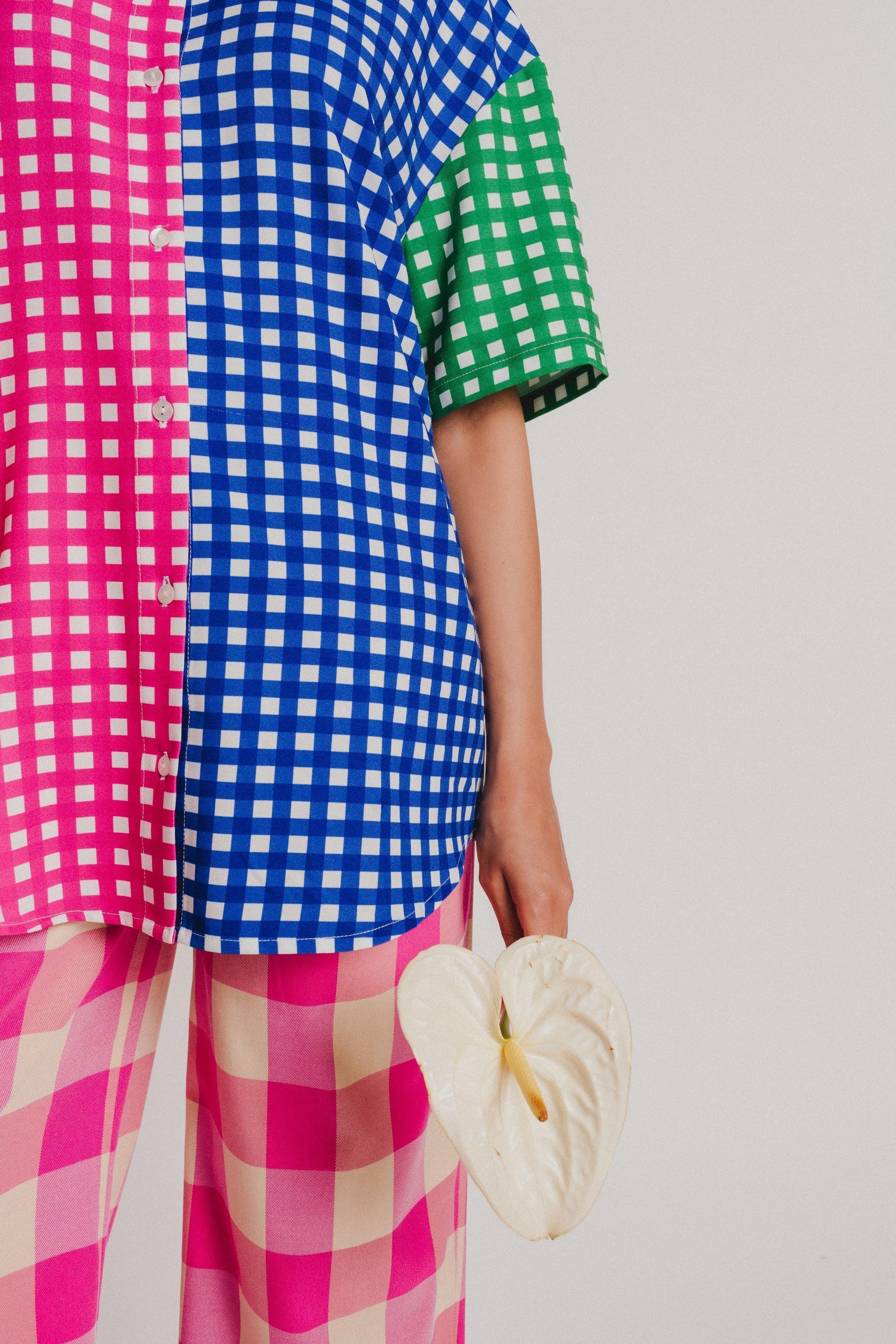 Camisa Vichy multicolor de manga corta azul y verde, botones visibles en el frente.