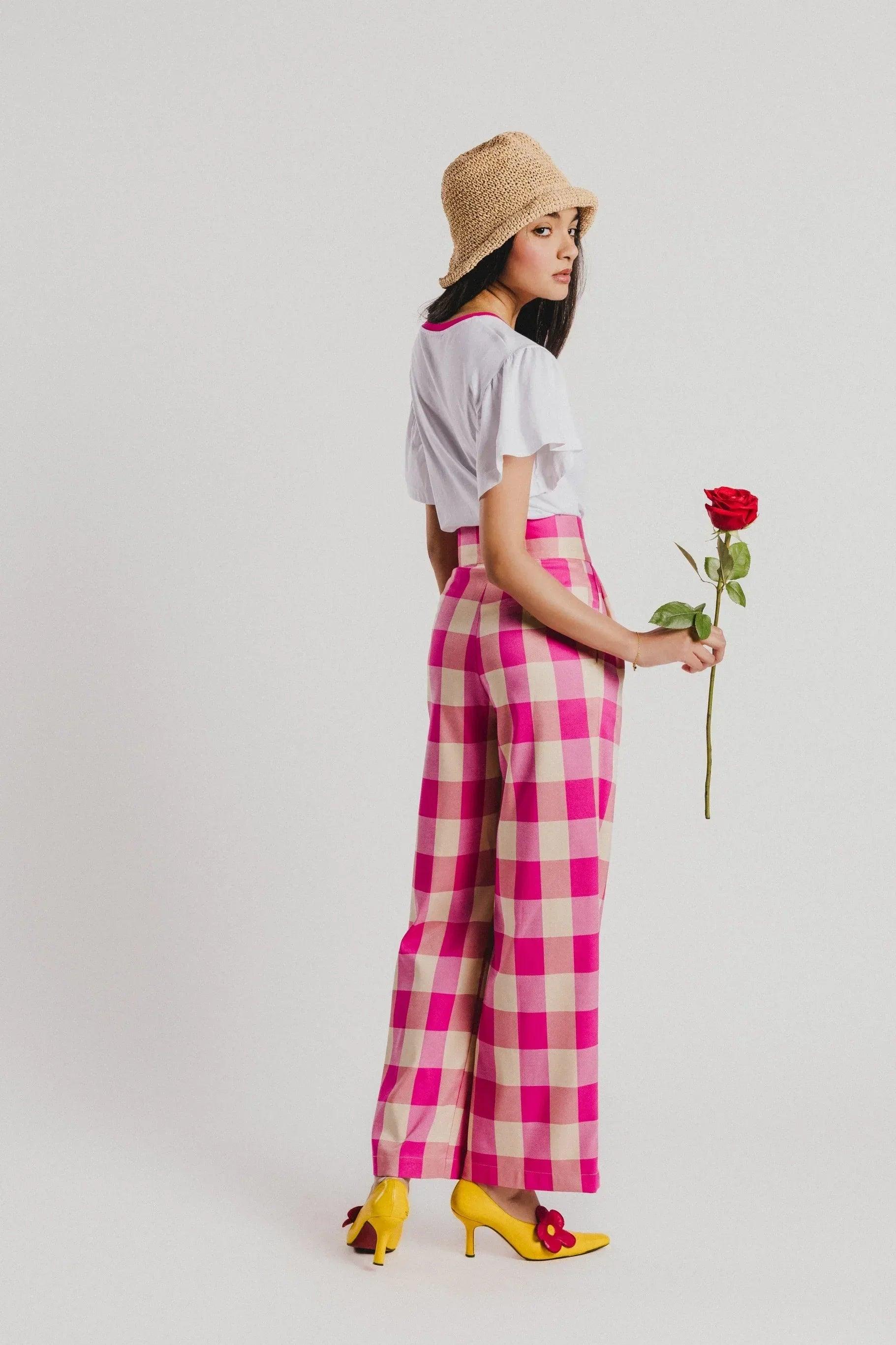 Pantalón de cuadros vichy fucsia y blanco, tiro alto, corte recto de pierna ancha.