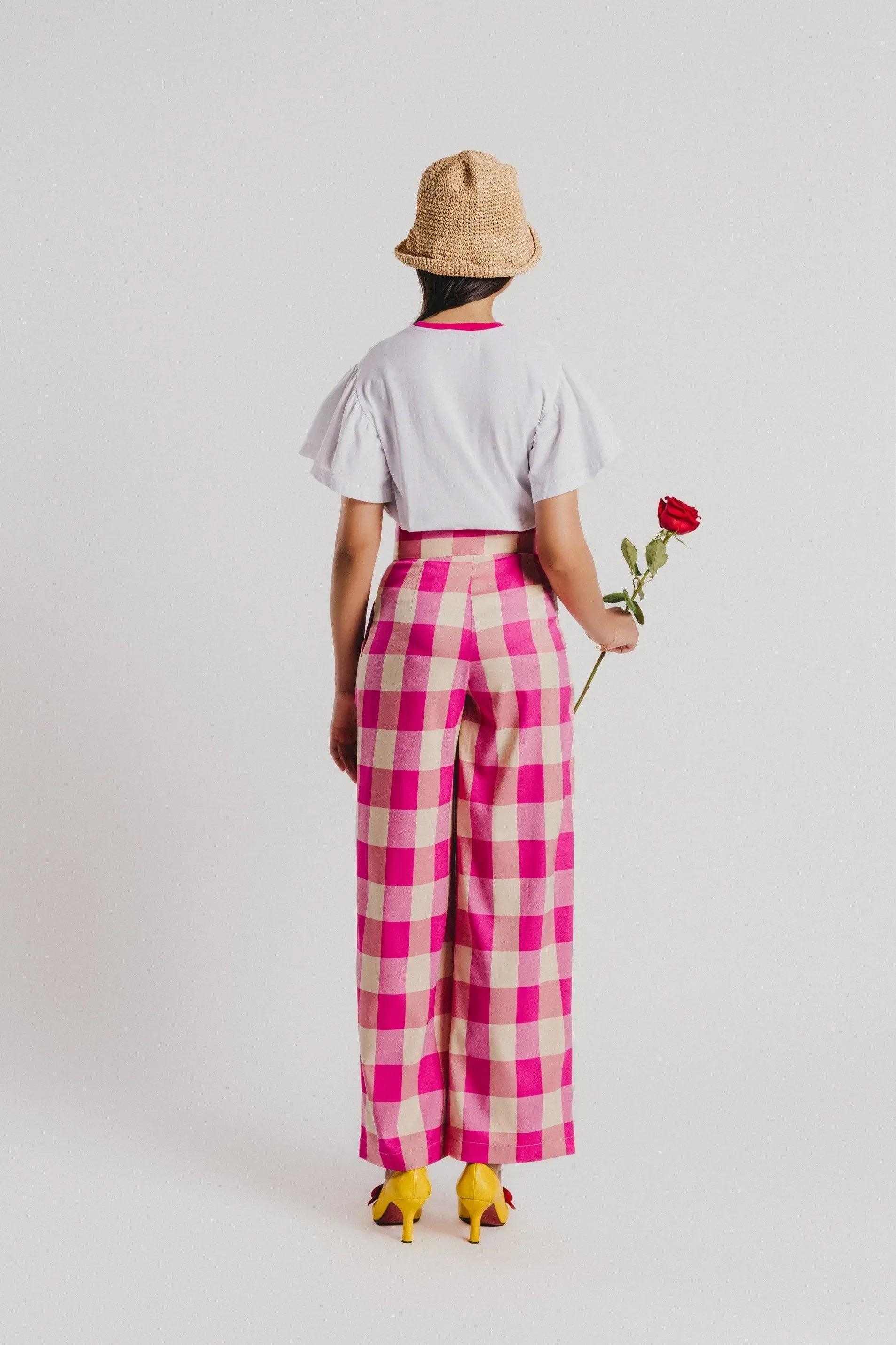Pantalón de cuadros vichy fucsia y blanco, vista trasera, tiro alto y botones al frente.