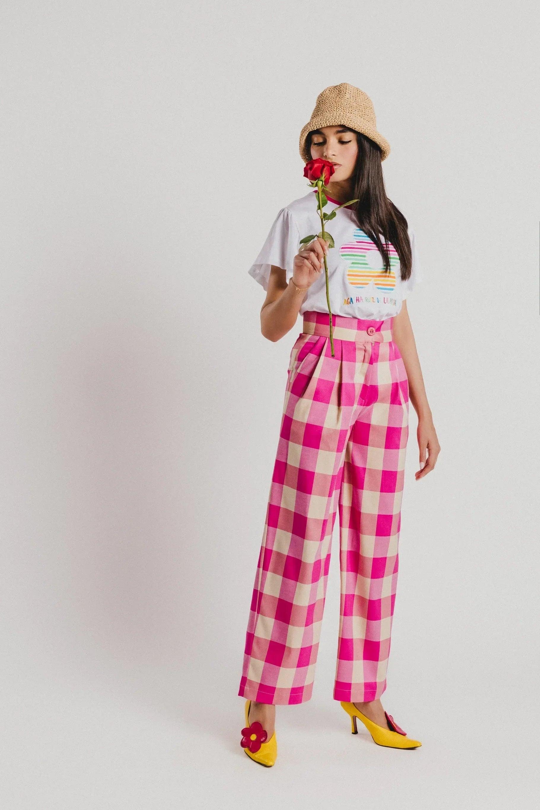 Pantalón de cuadros vichy fucsia y blanco, tiro alto, pierna ancha con botones.
