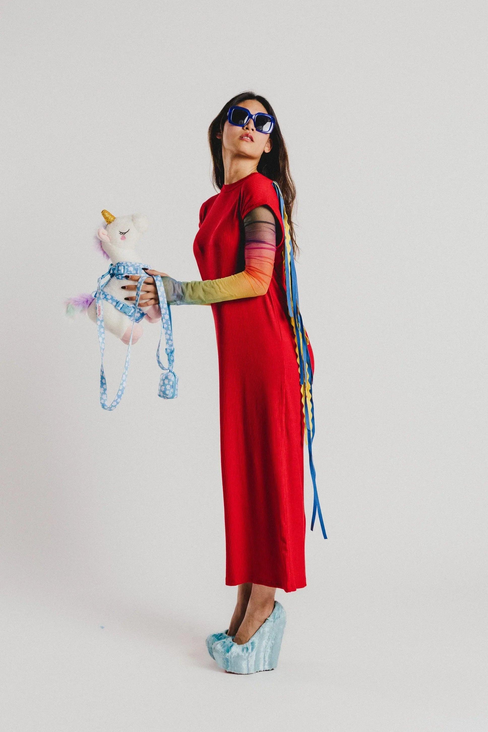 Vestido rojo midi con cuello redondo y mangas cortas; tiras multicolor colgantes en el costado