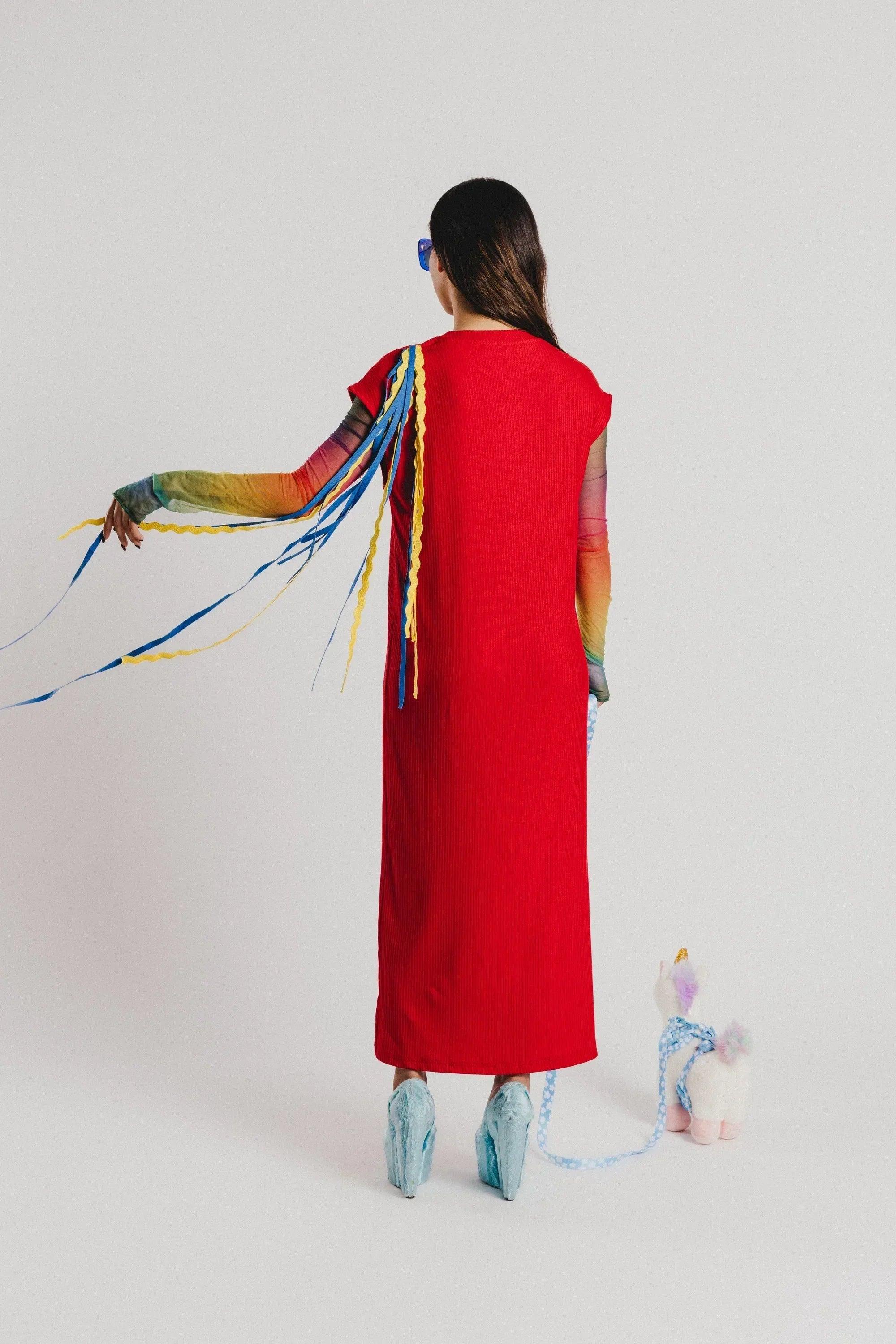 Vestido rojo midi de espaldas con tiras multicolor largas en la espalda