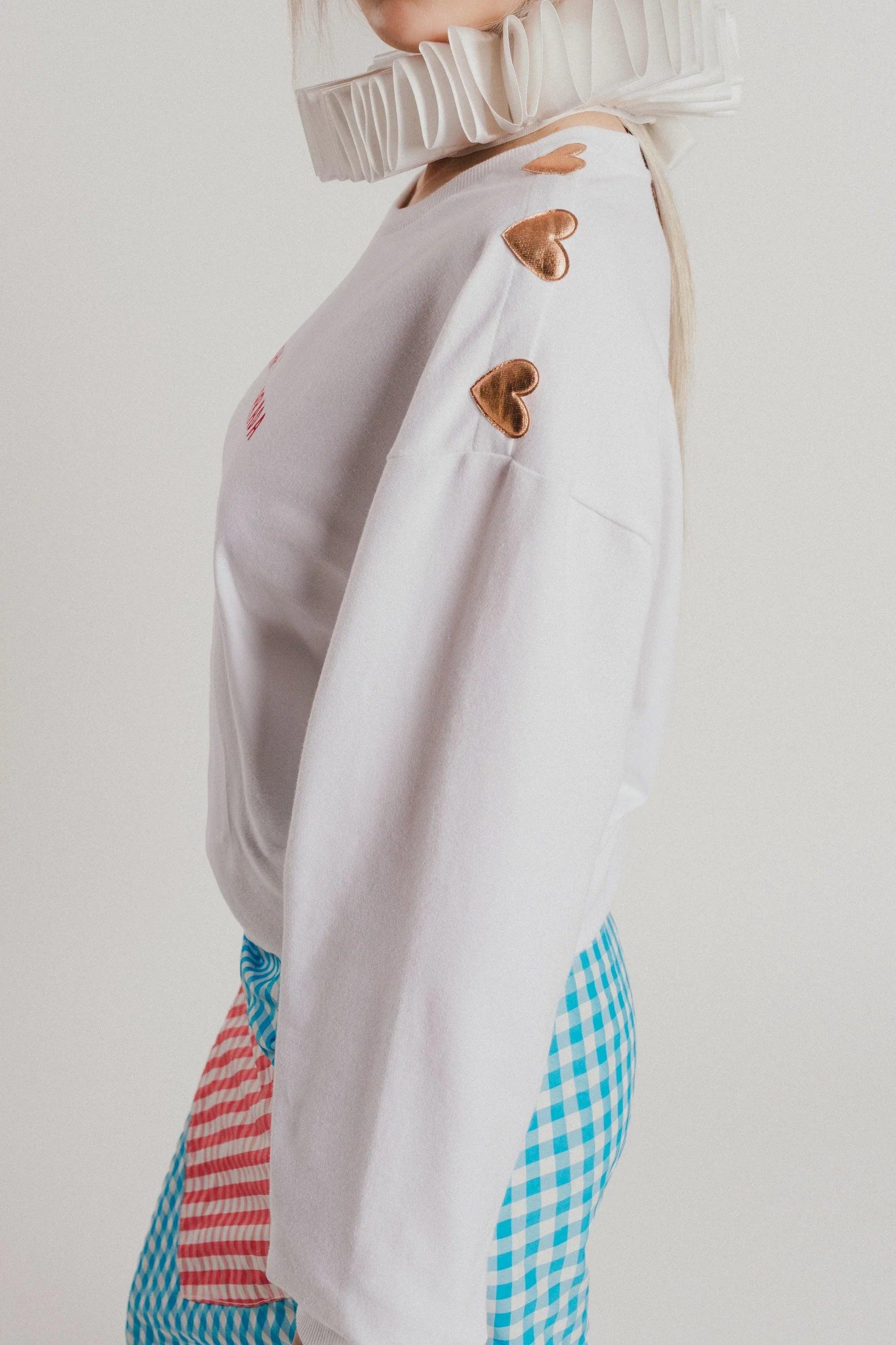 Sudadera blanca con capucha y apliques de corazones marrones