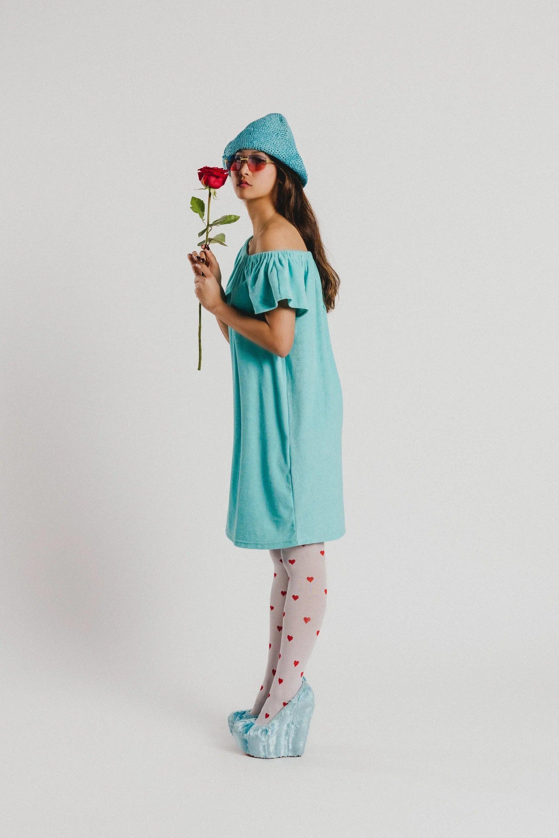 Vestido rizo turquesa off-shoulder con volante y dobladillo recto, vista lateral