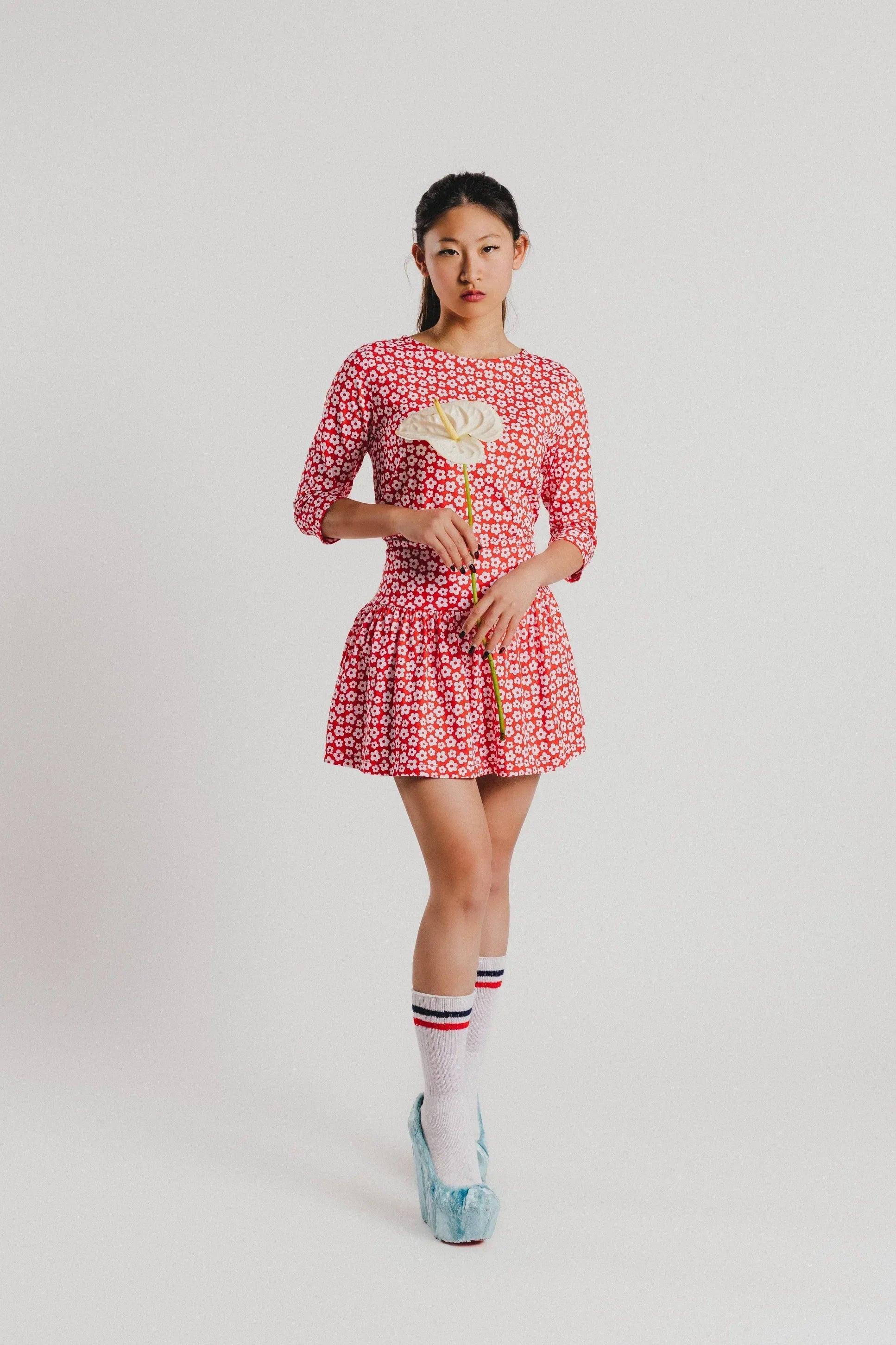 Falda mini roja estampada con flores, vuelo y cintura fruncida