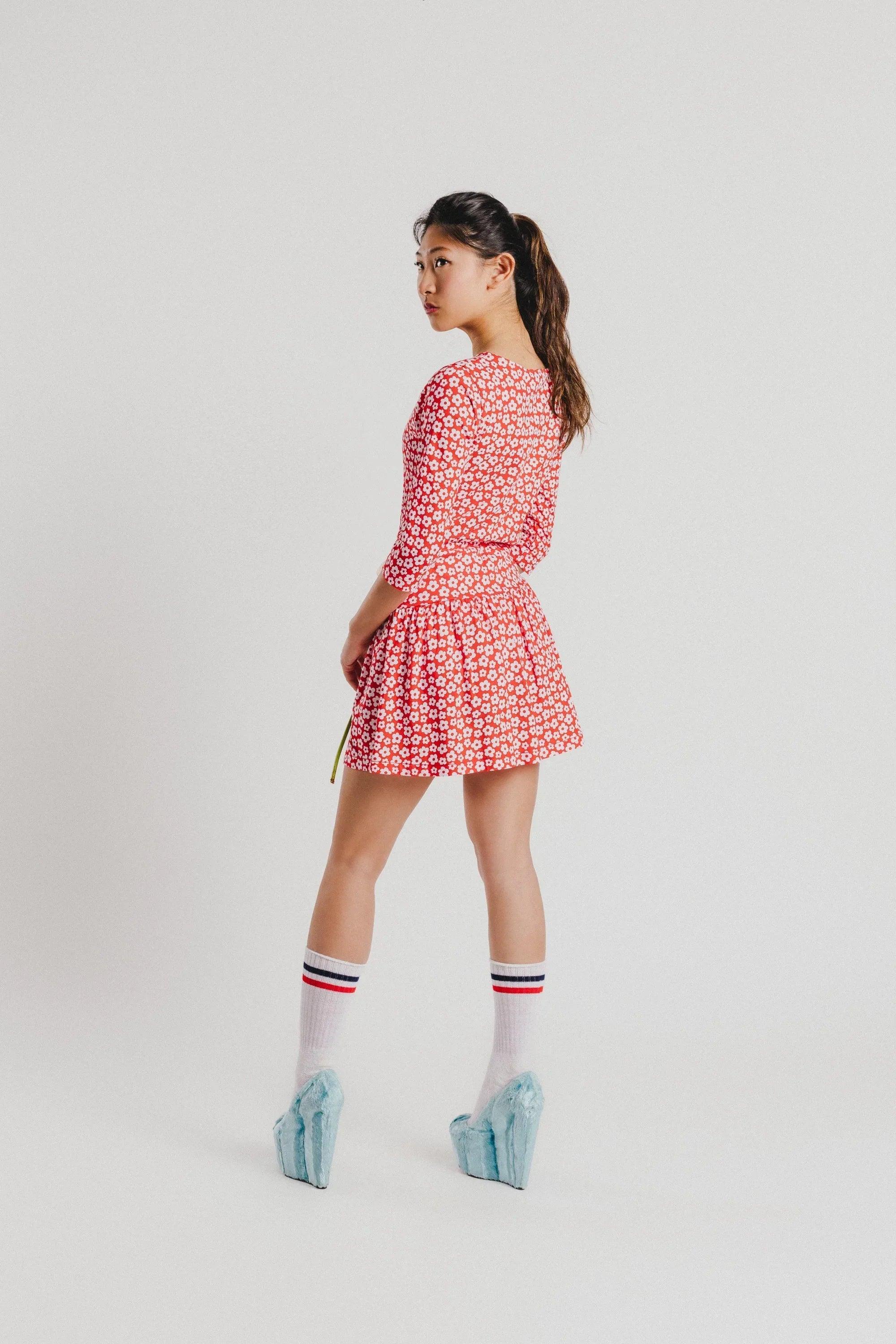 Falda mini roja con flores, vista lateral trasera, vuelo y cintura fruncida
