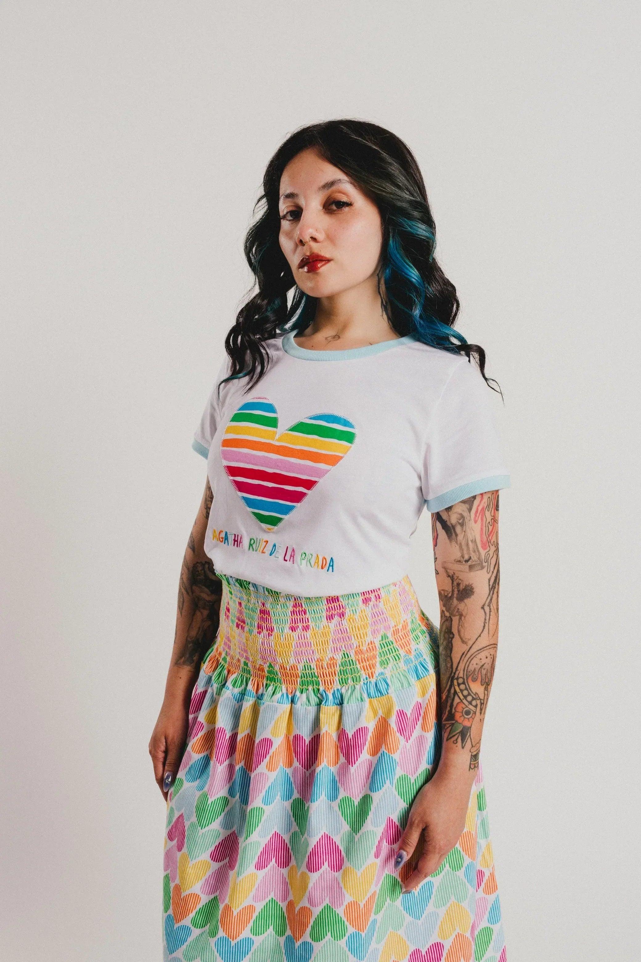 Camiseta blanca con corazón arcoíris rayado y parte inferior estampada multicolor