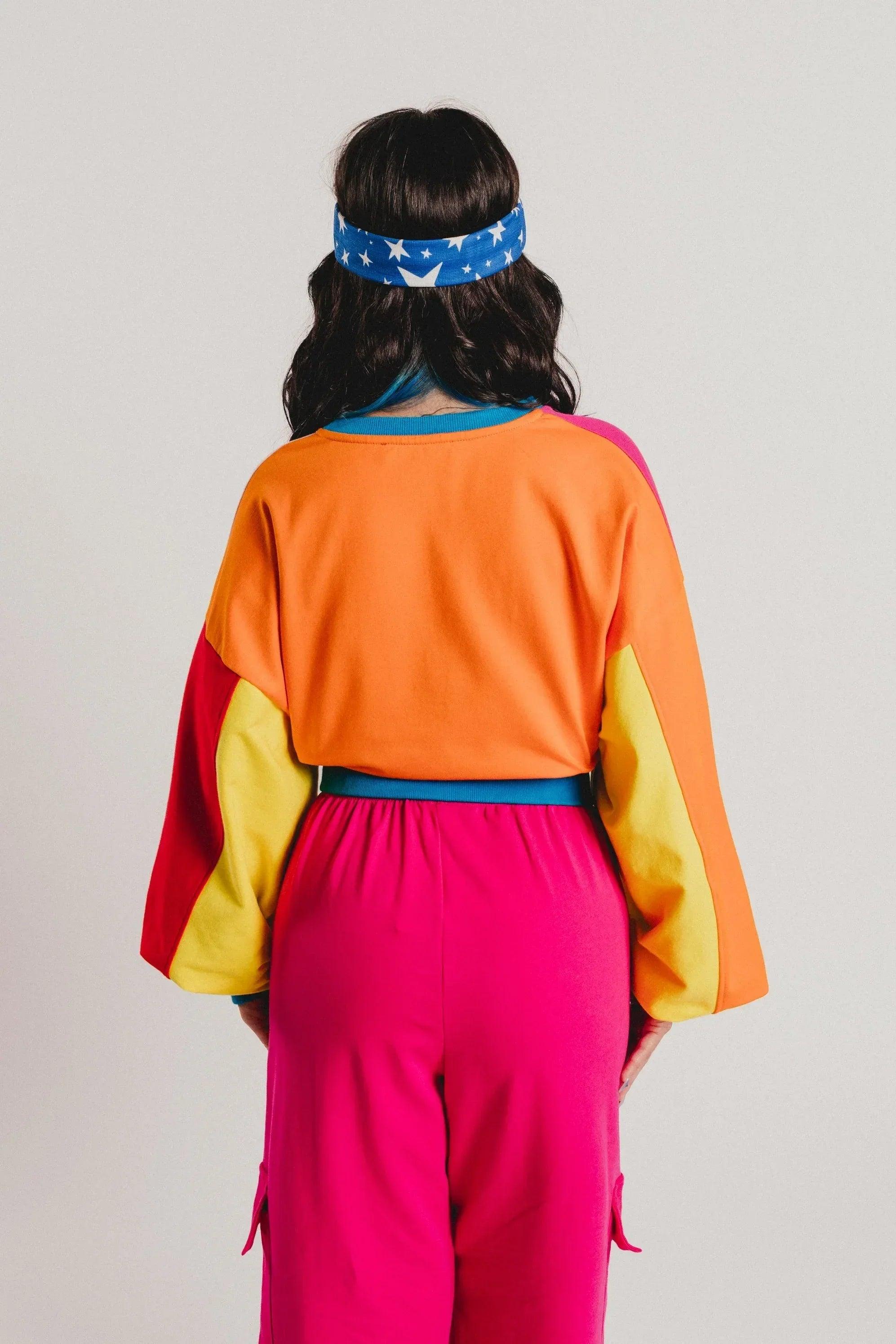 Pantalón cargo fucsia por la espalda con bolsillos tipo parche en las caderas.