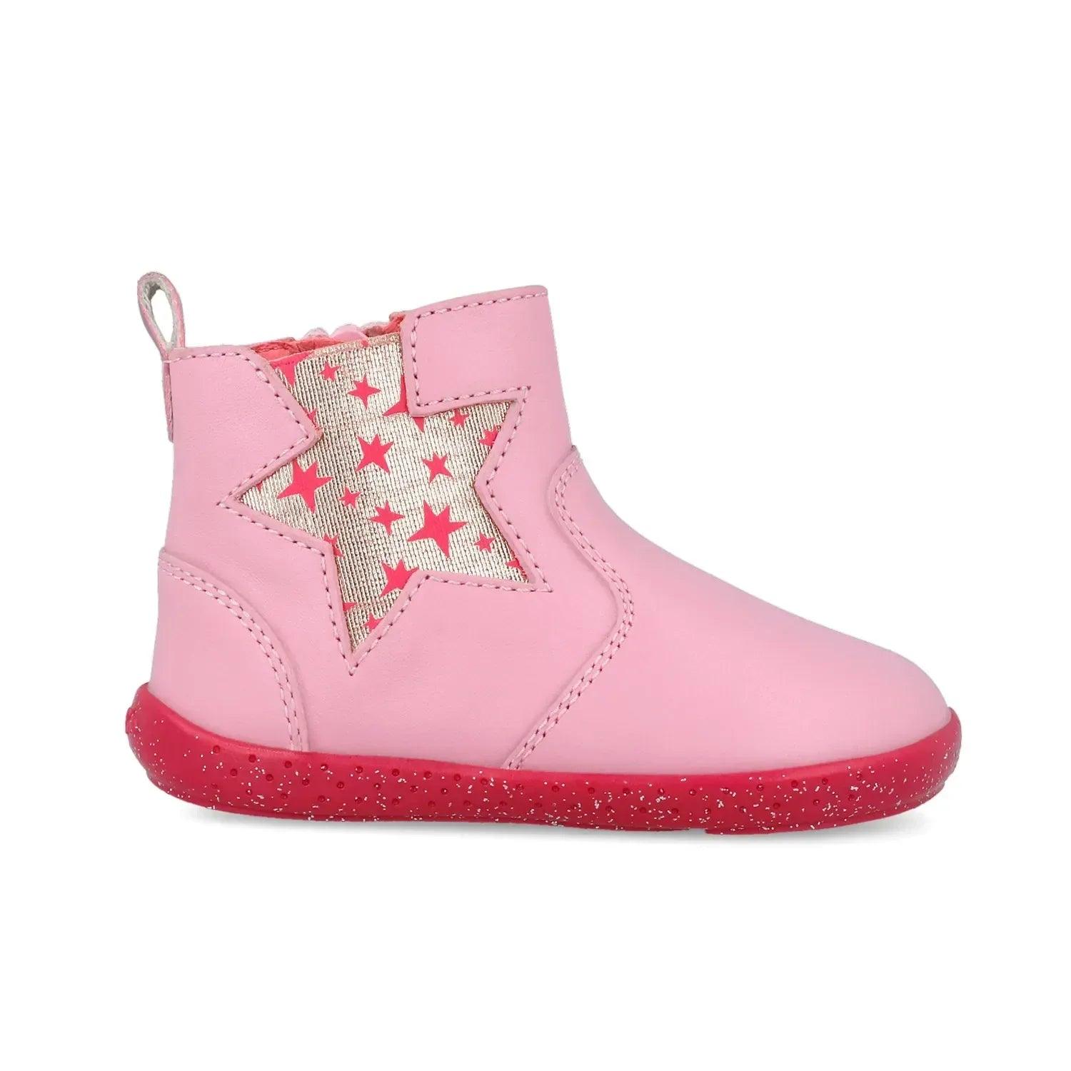 Bota rosa con estrella estampada, ojal para cordón y suela roja con textura.