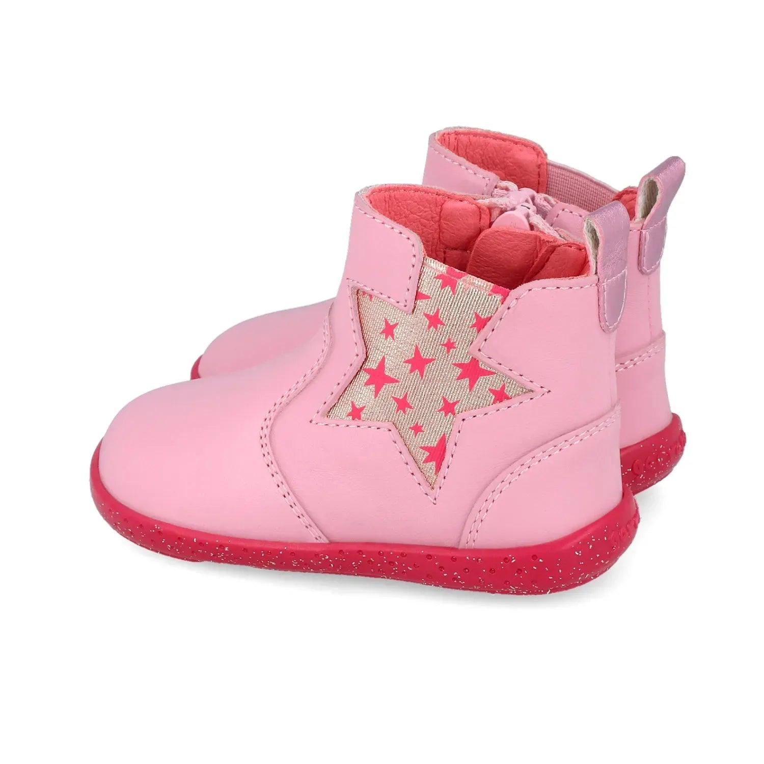 Bota rosa de caña corta con panel de estrellas y tirador en el talón.