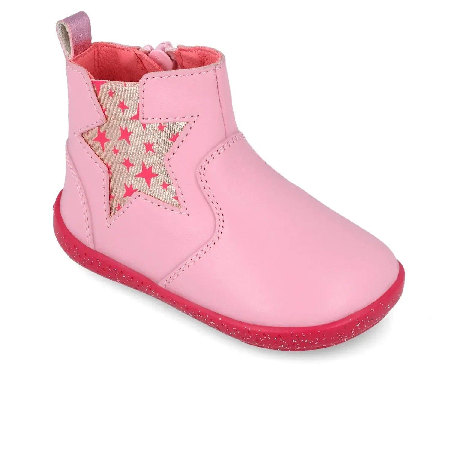 Bota rosa de caña baja con estrella en el lateral y suela roja granate.