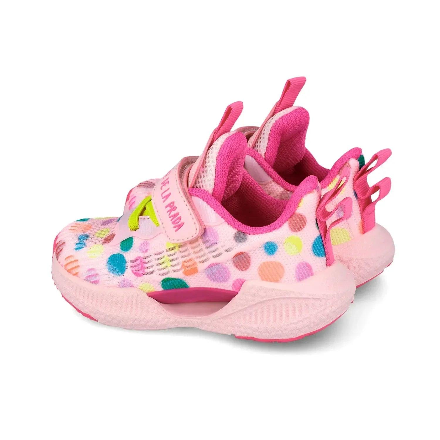 Zapatilla deportiva rosa con estampado de puntos multicolor, interior y suela con textura
