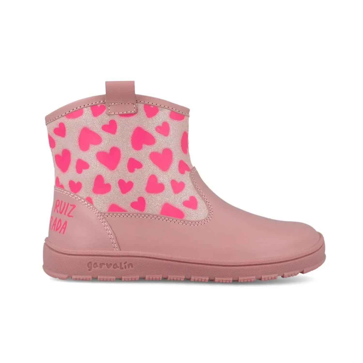 Bota rosa con corazones y pala alta, costuras decorativas y suela gruesa
