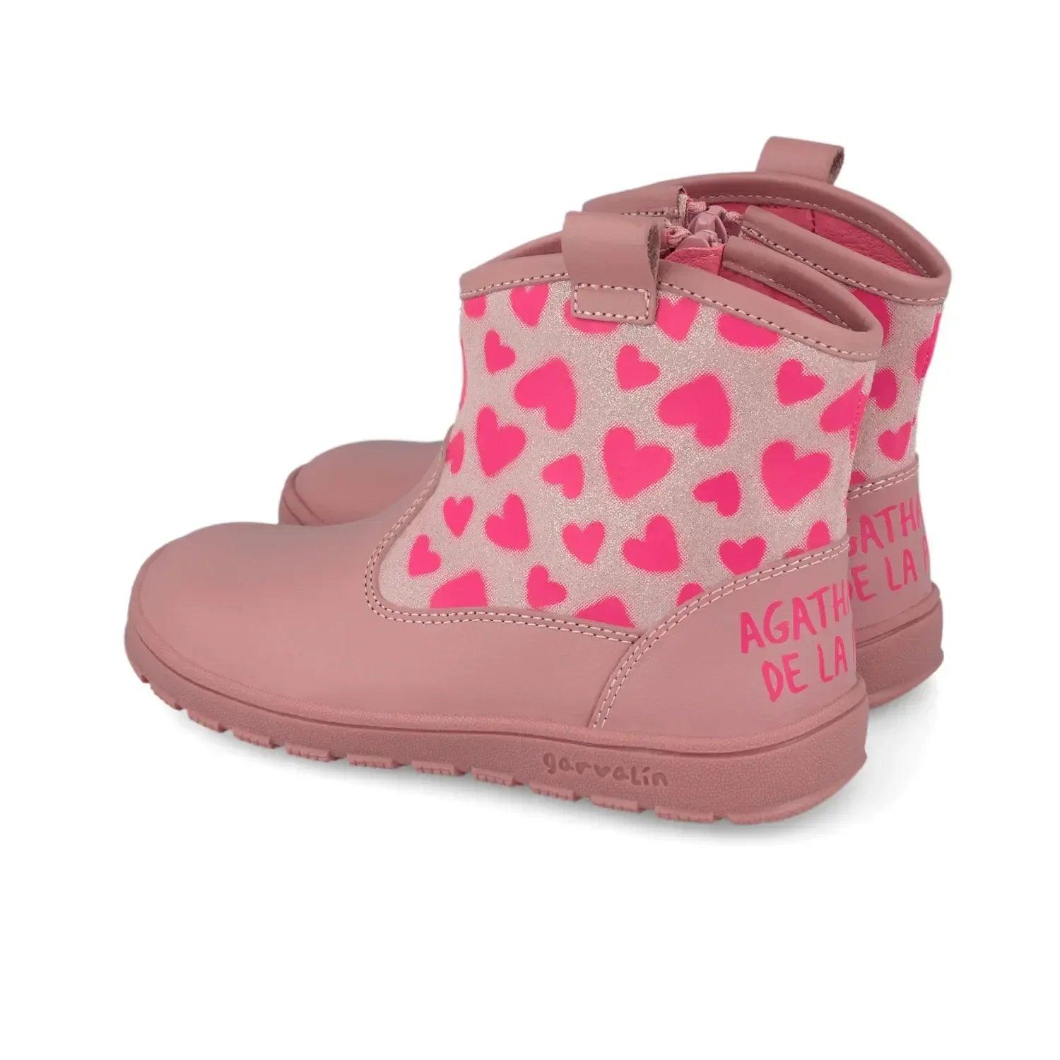 Bota rosa con corazones, talón acolchado y suela gruesa con textura