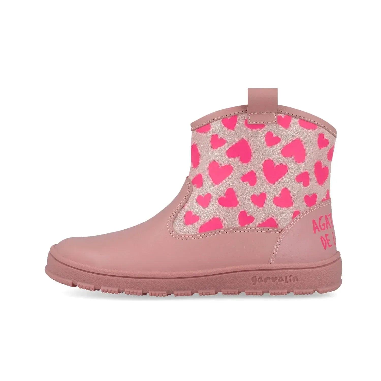 Bota rosa con estampado de corazones y suela gruesa, vista lateral