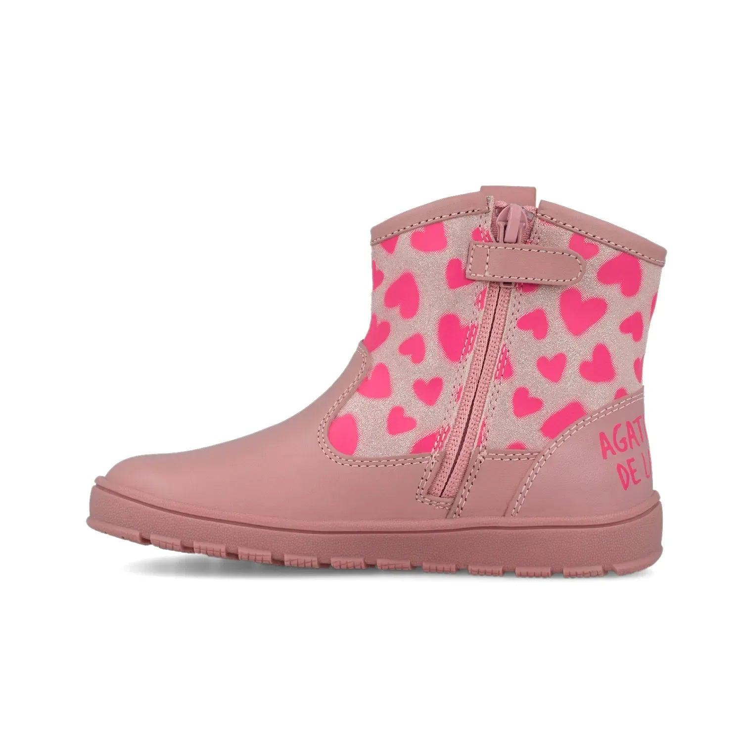 Bota rosa con corazones y cremallera decorativa bajo la correa, suela dentada