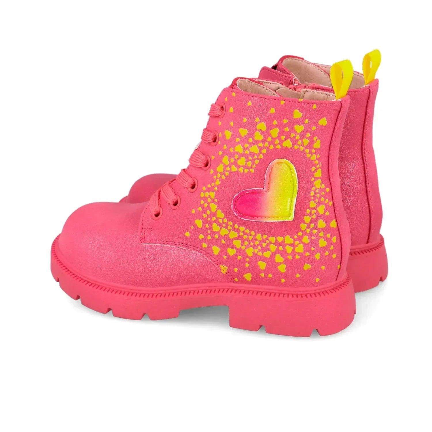 Bota infantil fucsia con cordones, corazón multicolor y suela dentada