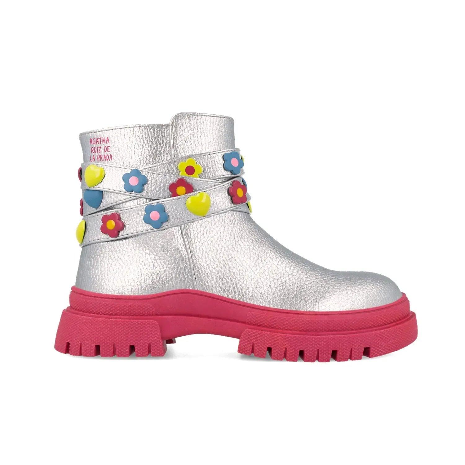 Bota metálica plateada con tira de flores multicolor y suela roja dentada