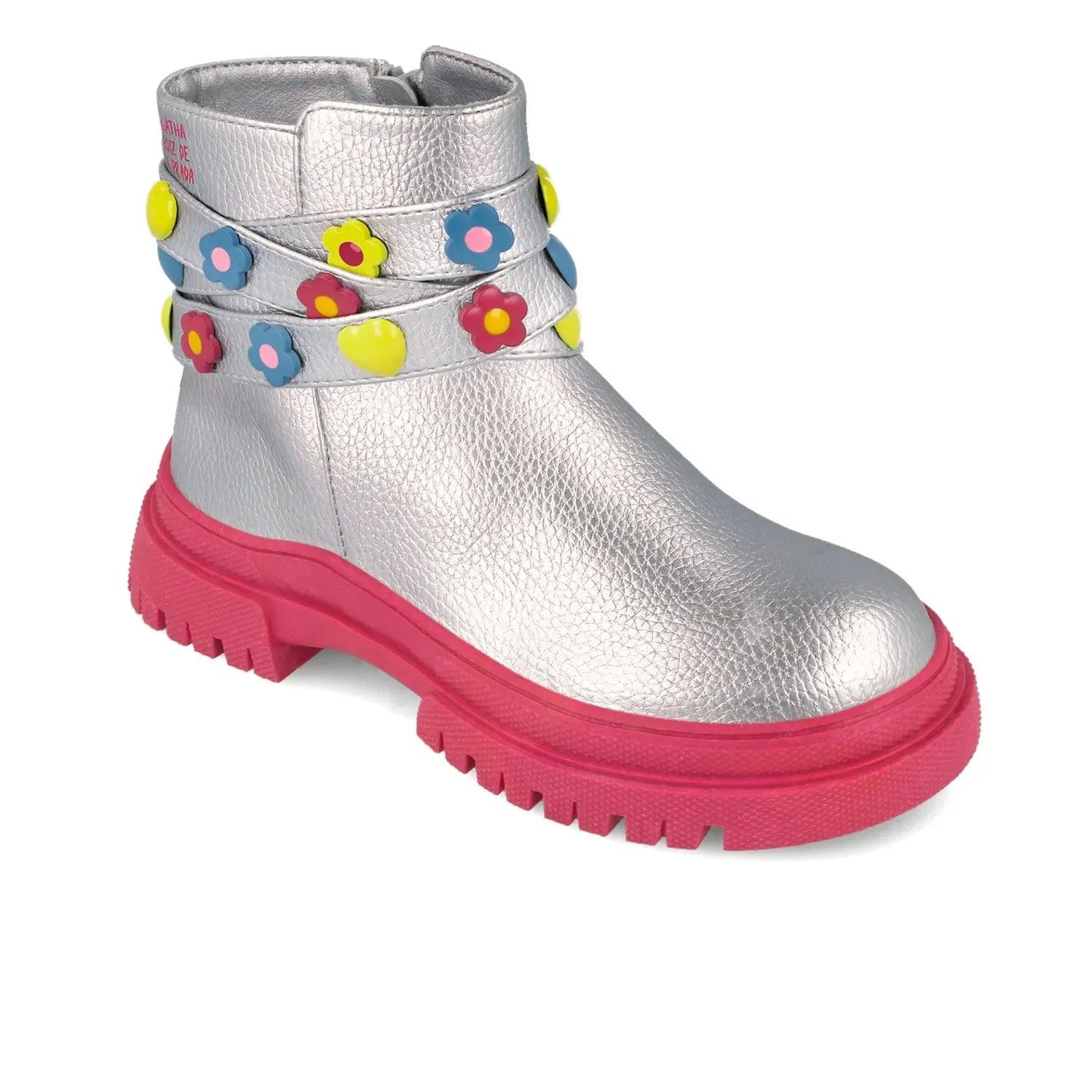 Bota metálica plateada con tira floral multicolor y suela roja gruesa