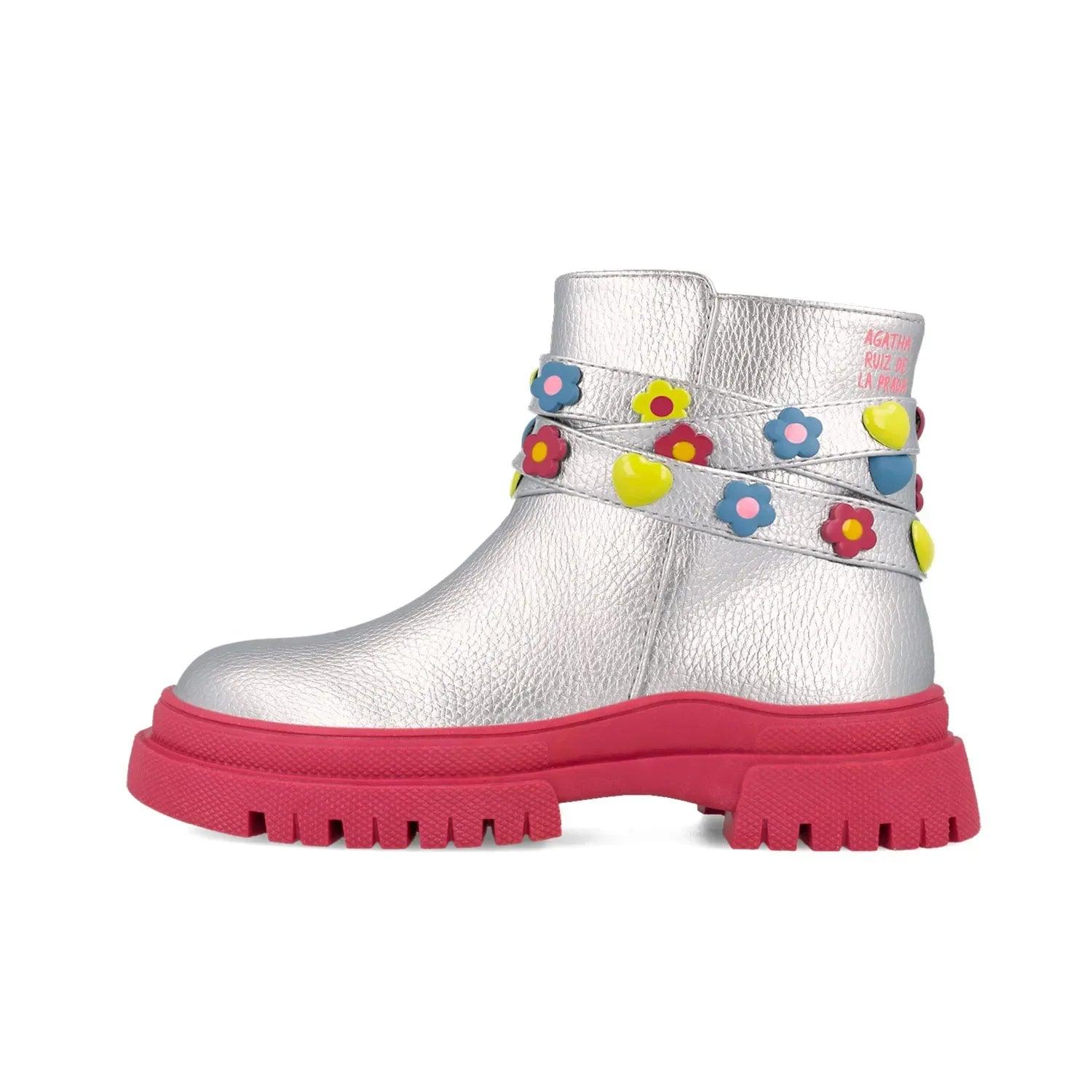 Bota metálica plateada con tira de flores multicolor y suela roja con textura