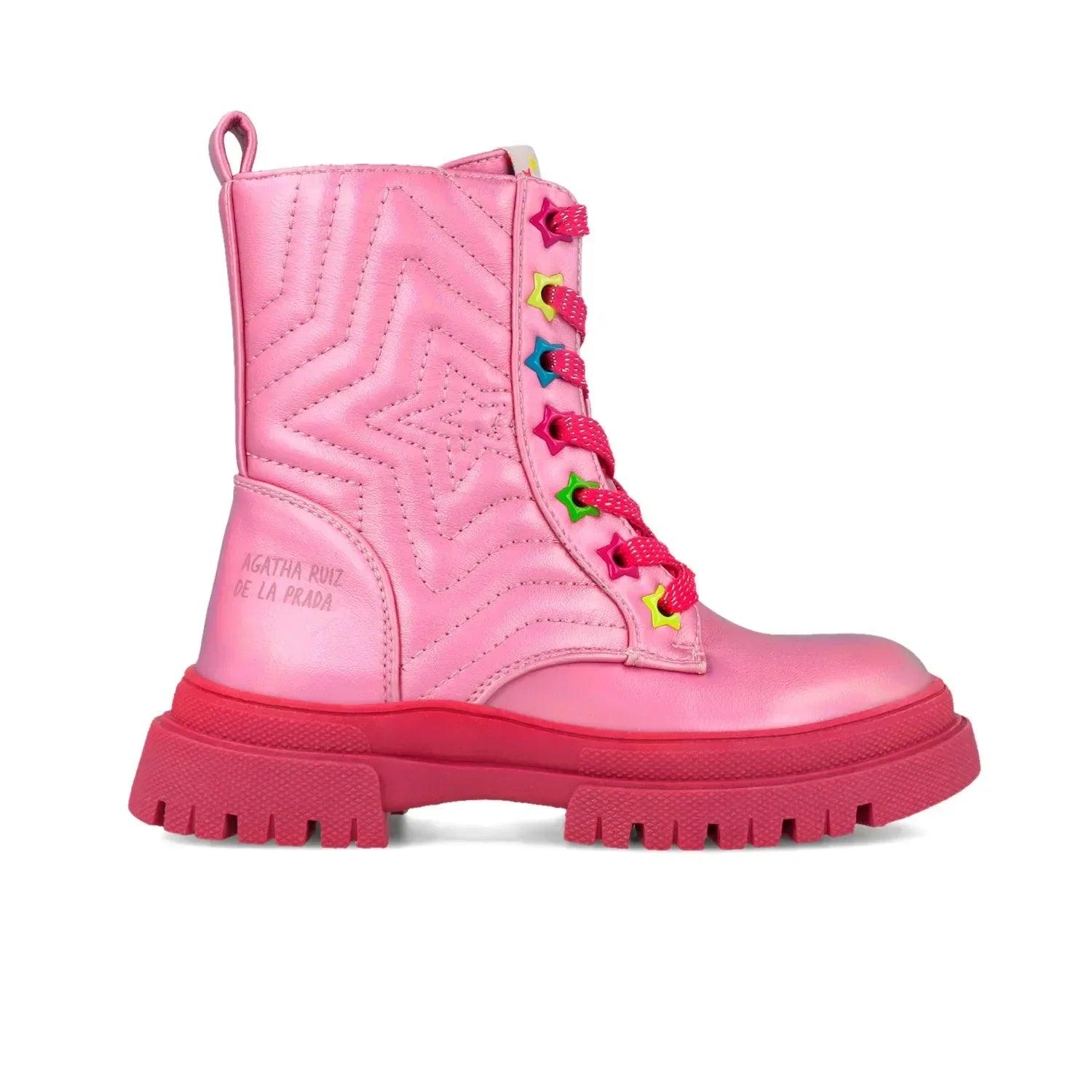 Bota metálica fucsia con cordones multicolor, acolchado y suela dentada