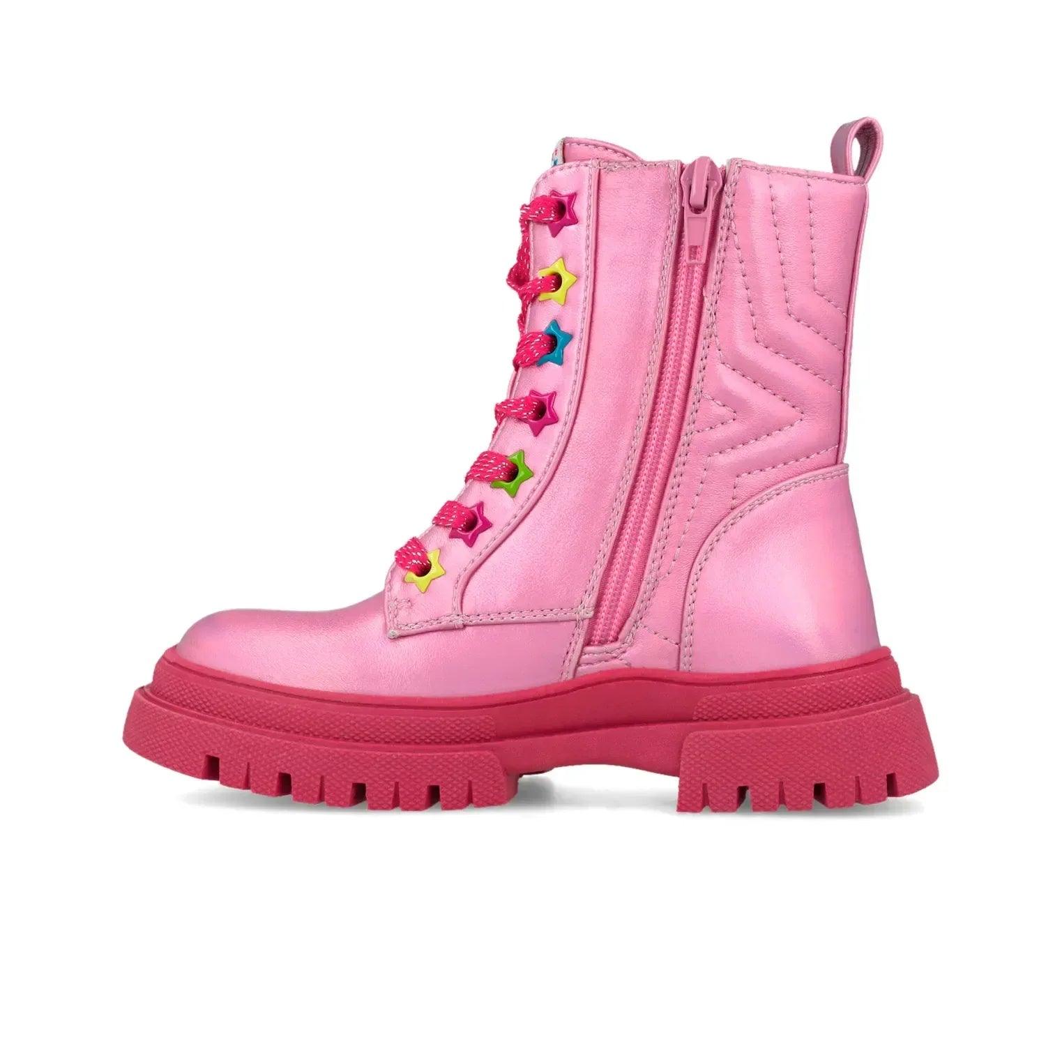 Bota metálica fucsia con cremallera lateral, cordones multicolor y suela dentada