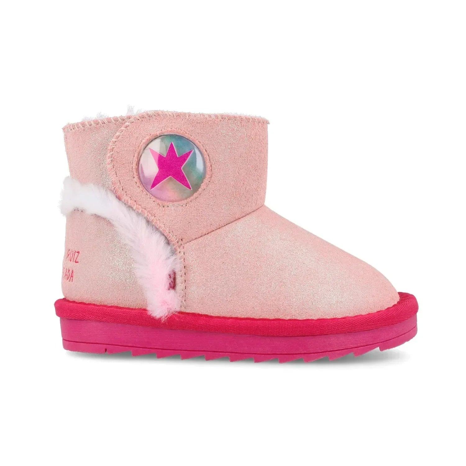Botín rosa con parche de estrella multicolor, forro interior blanco y suela gruesa fucsia.