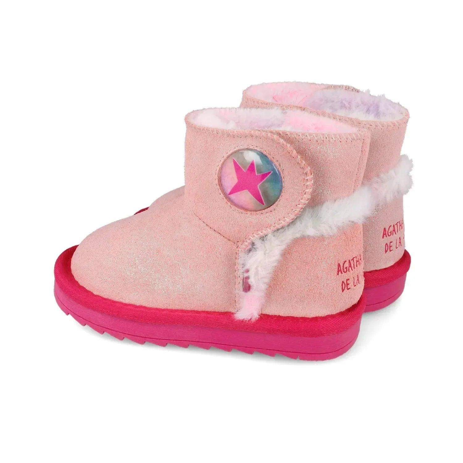 Botín rosa con parche de estrella multicolor y forro esponjoso blanco, suela fucsia.