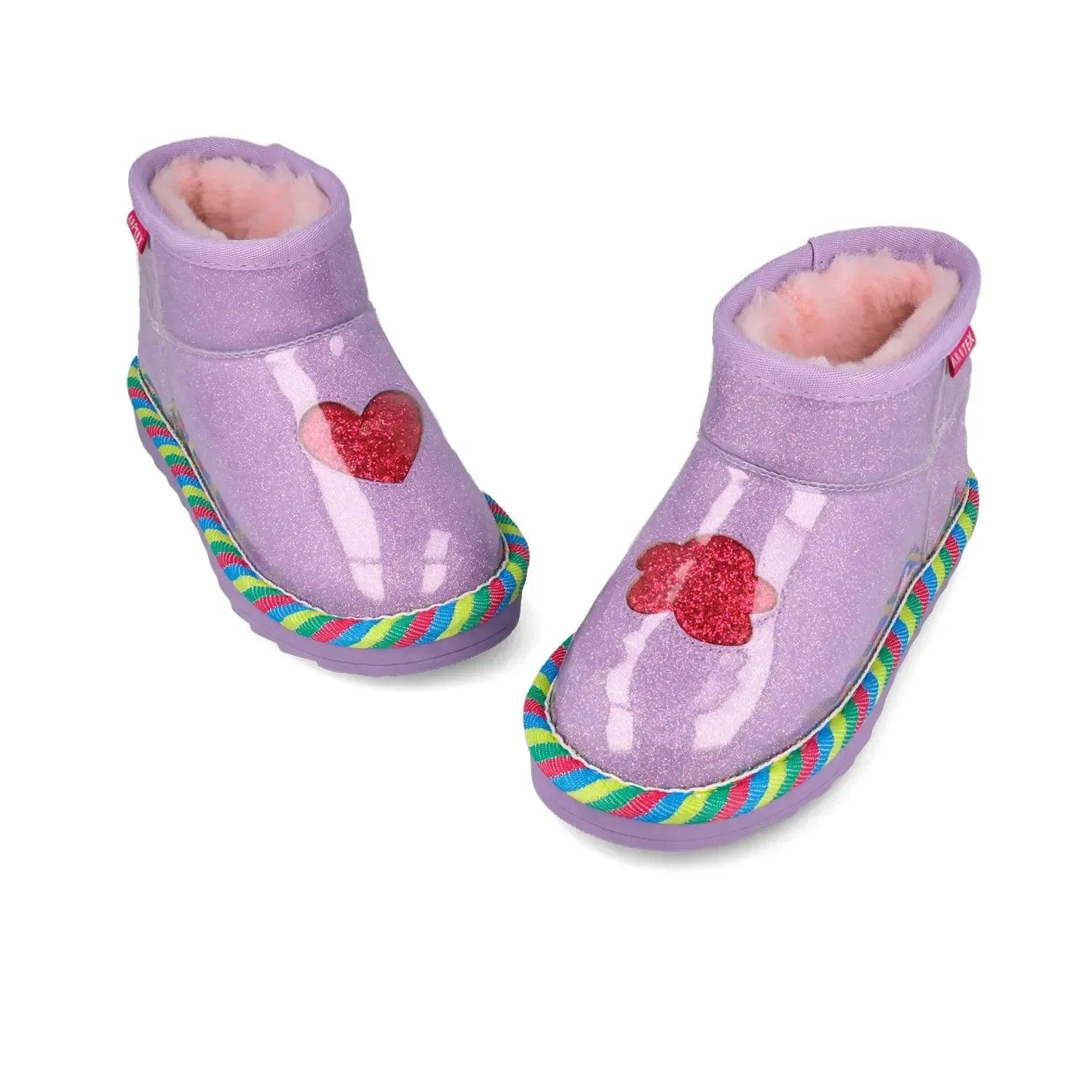 Botines morados brillantes con corazón rojo y forro interior esponjoso