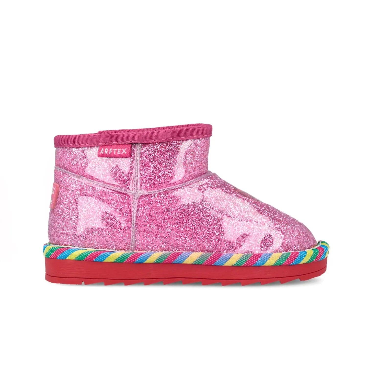 Botín fucsia con brillo, panel con costuras y suela roja con borde trenzado multicolor