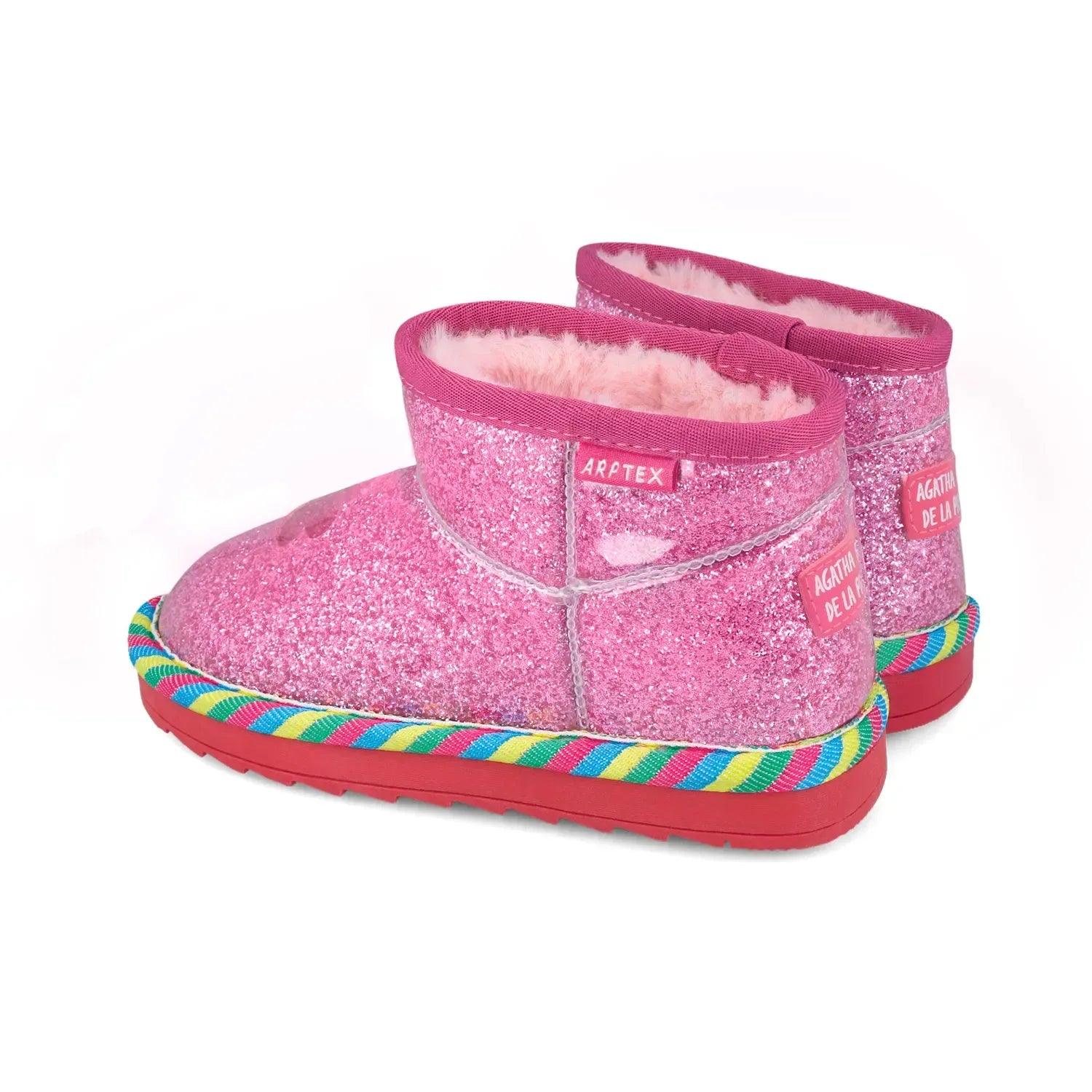 Botín fucsia de brillo con forro de pelo, tira multicolor y suela roja gruesa