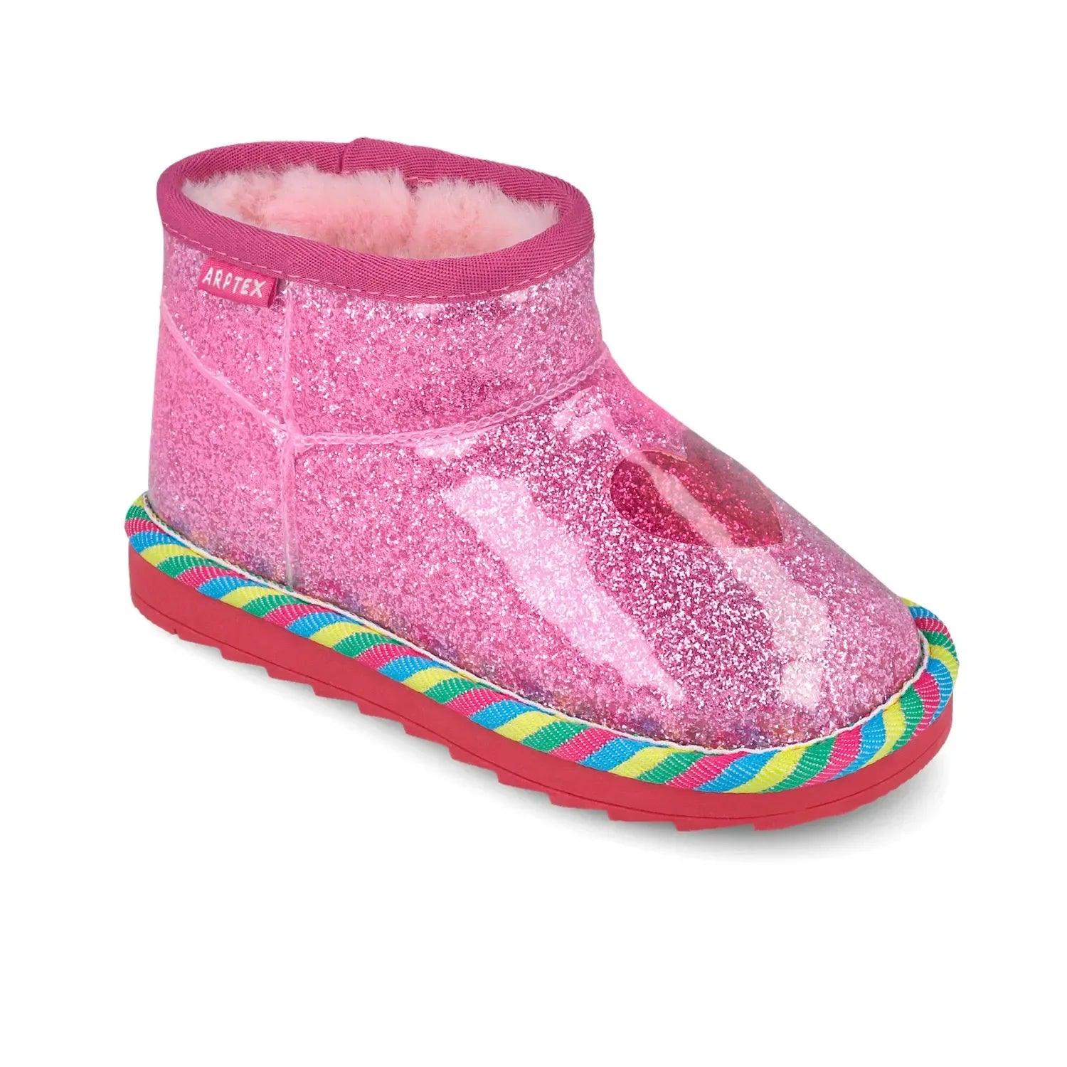 Botín fucsia con brillo y aplique de corazón, suela roja y borde trenzado multicolor