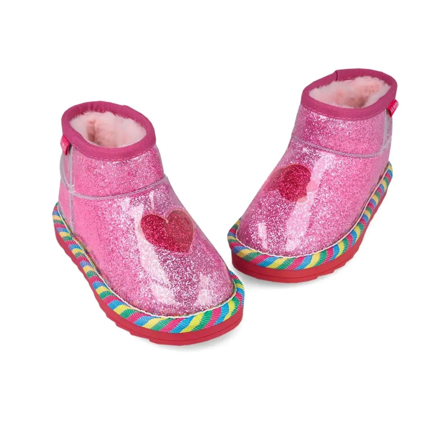 Par de botines fucsia con brillo, forro de pelo y detalle de corazón en la pala
