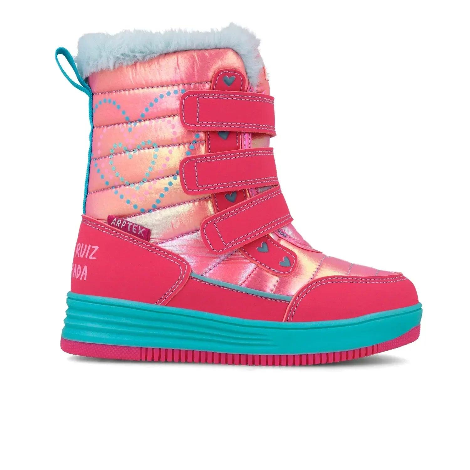 Botas fucsia con suela turquesa, correas de velcro y forro peludo, con corazones en el empeine.