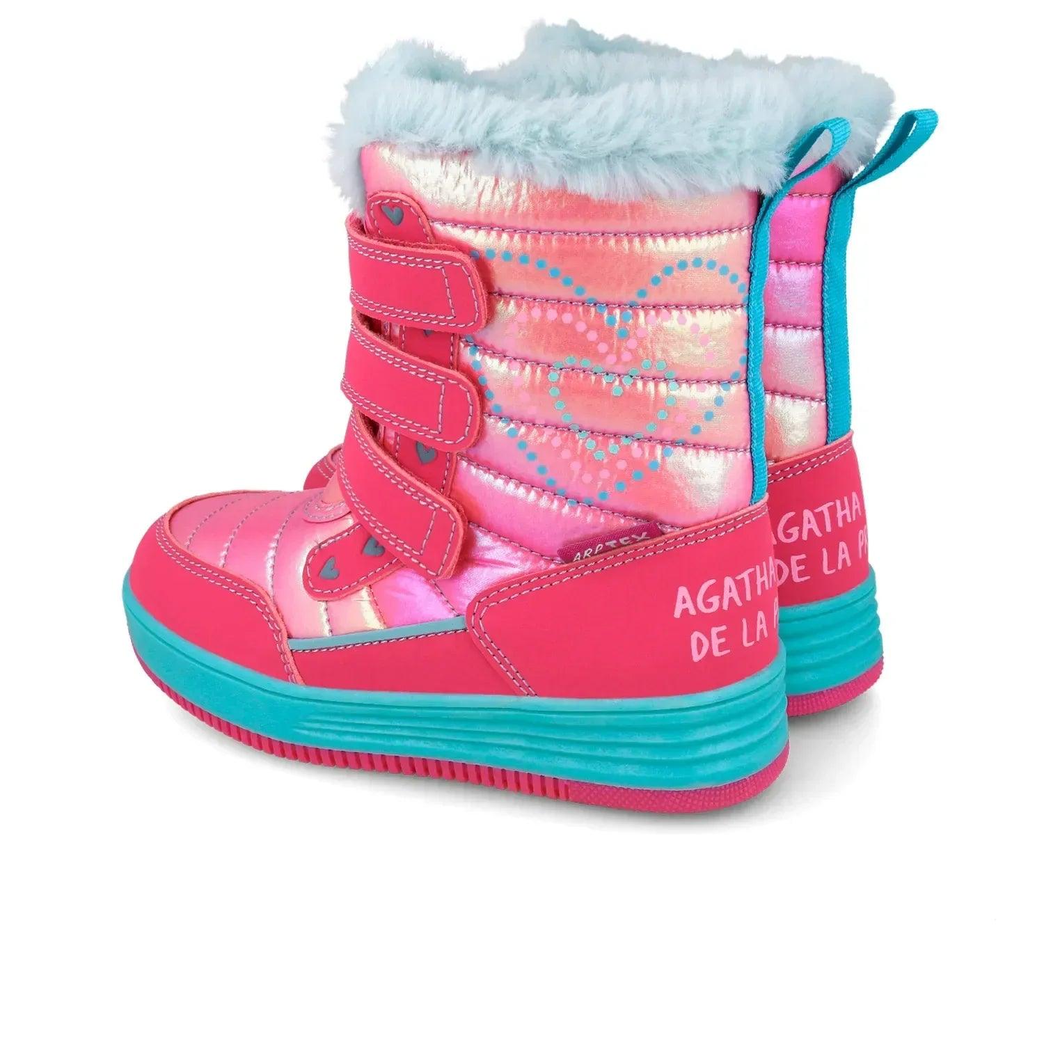 Botines fucsia con ribete azul turquesa, forro peludo y correas con corazones bordados.