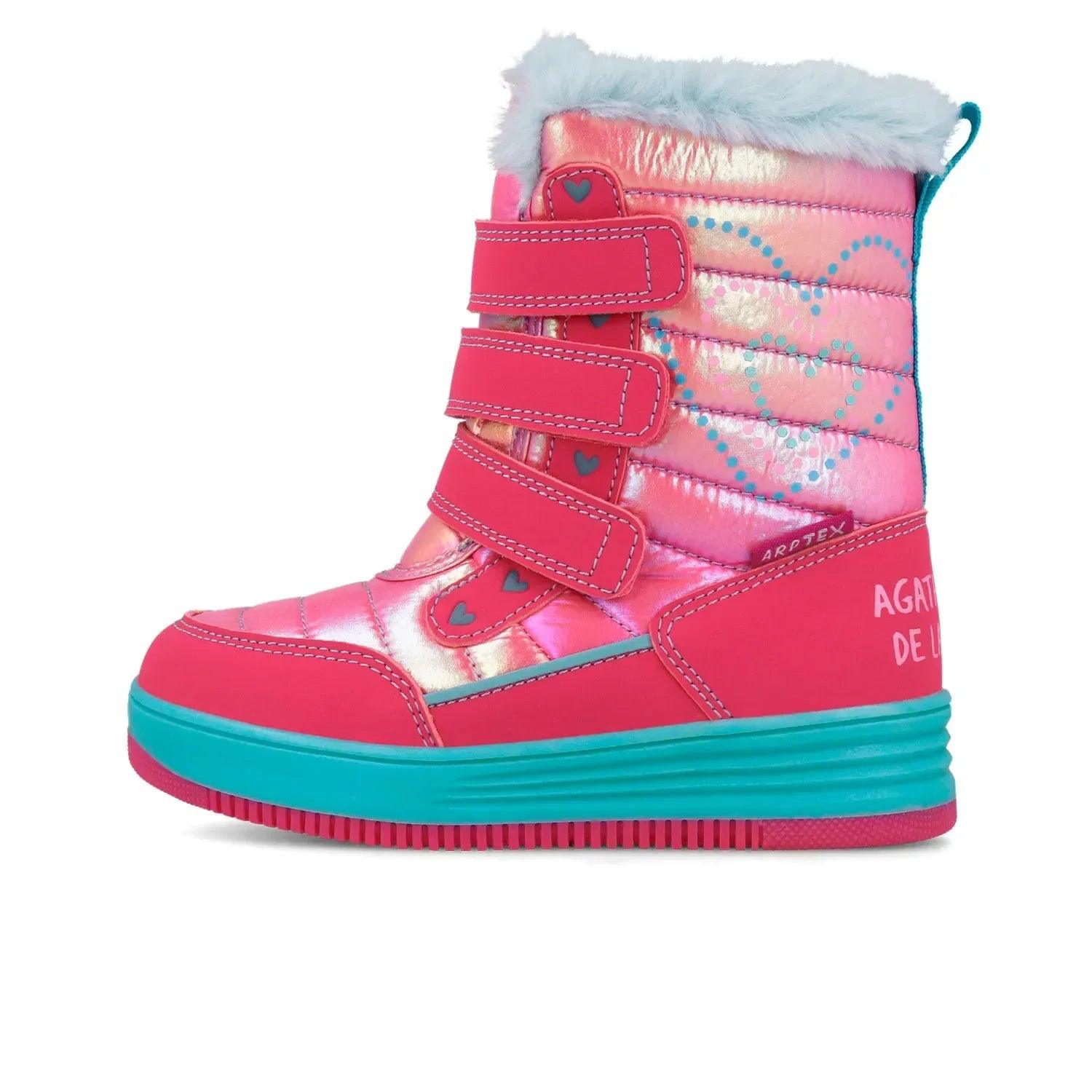 Botas fucsia con borde de piel sintética, cintas laterales y suela turquesa, vista lateral.