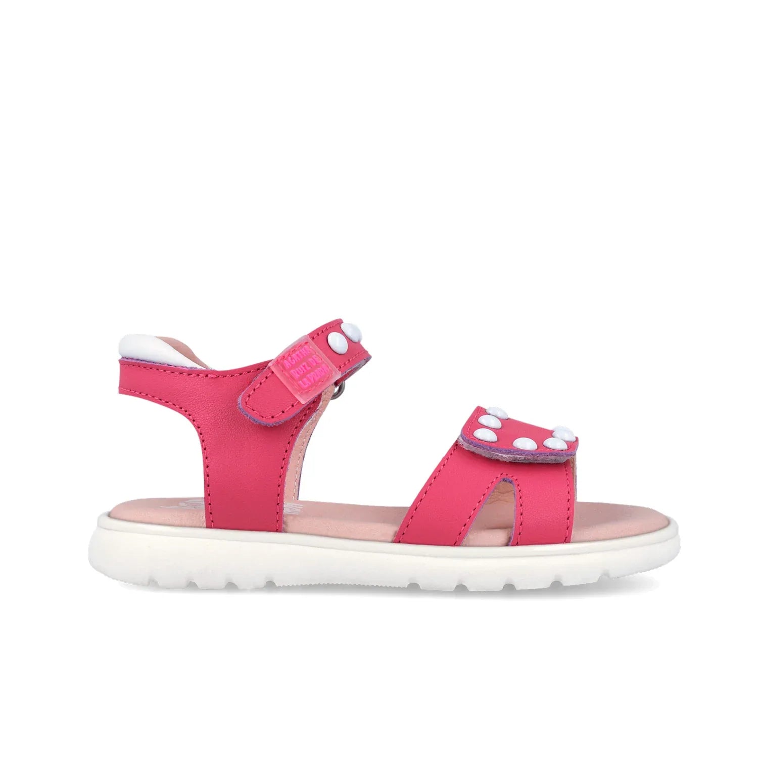 Sandalias rosas con tiras en X y tachuelas blancas tipo puntos, suela gruesa