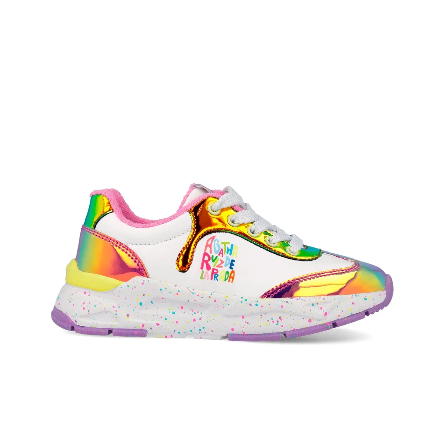 Zapatillas blancas con paneles irisados, cordones blancos y suela morada con relieve